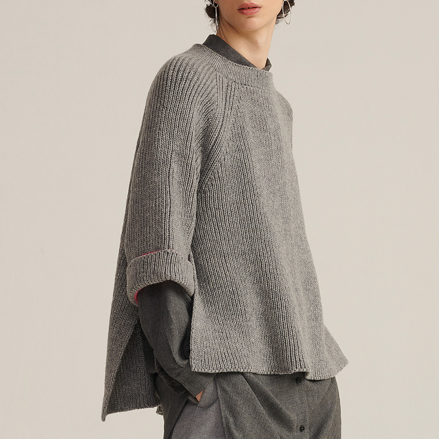 Strickanleitung Pullover aus Luxury Super 100 Superfine Wool dk: Grauer Pullover mit lockerer Passform und geripptem Design für stilvolle Eleganz.