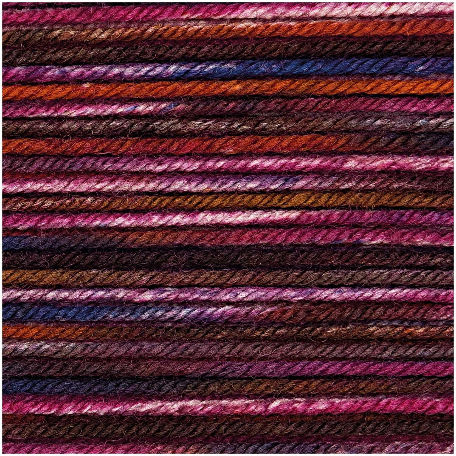 Essentials Merino Print dk von Rico Design in Pink Mix. Das Bild zeigt mehrfarbiges Garn in Streifenmuster.