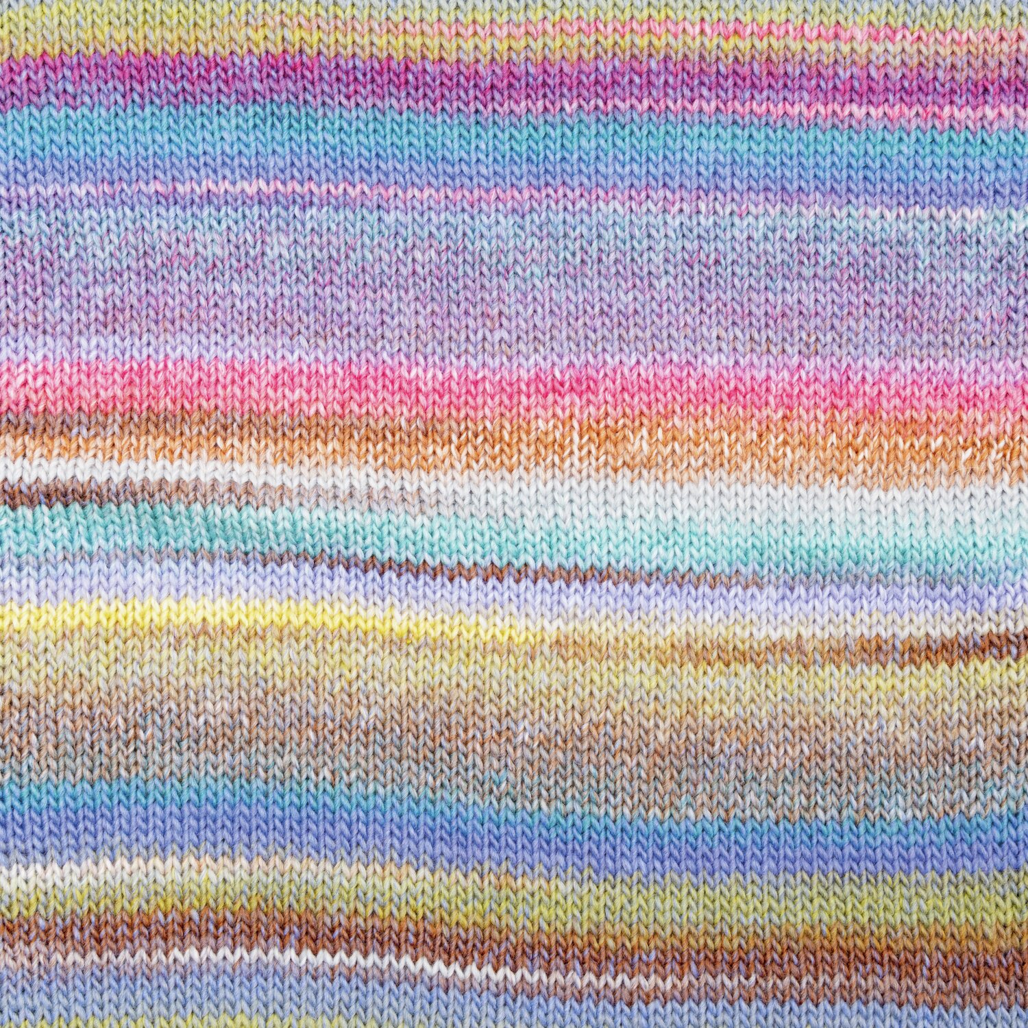 Ein gestricktes Stück aus einem pastell farbigen Farbverlaufsgarn. Detailansicht eines Produktes.
