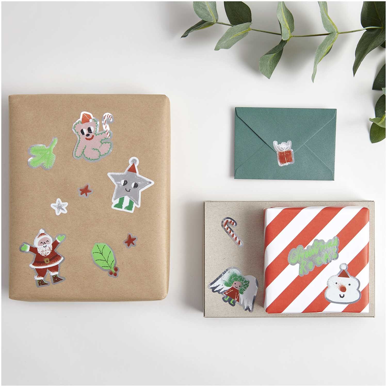 Paper Poetry Sticker Christmas Rocks! auf Geschenken und Karten, dekoriert mit festlichen Motiven. Ideal für kreative Weihnachtsverpackungen.