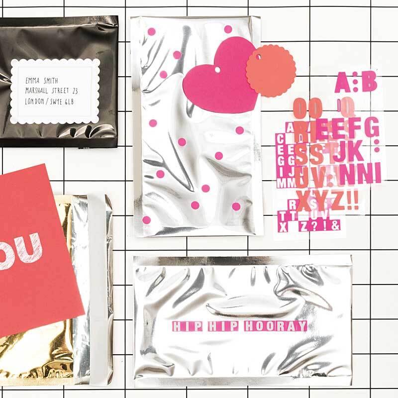 Versandtaschen Metallic DIN lang 5 Stück in holographischem Design mit rosa Akzenten, ideal für kreative Geschenke.