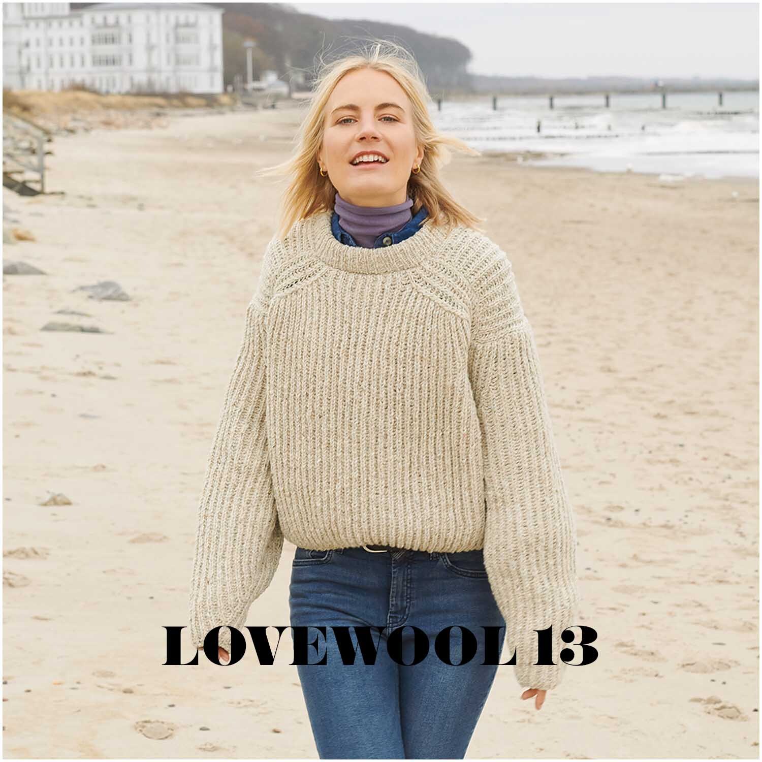 Fashion Modern Tweed aran: Frau am Strand in sandfarbenem Pullover von Rico Design, lächelnd und entspannt.