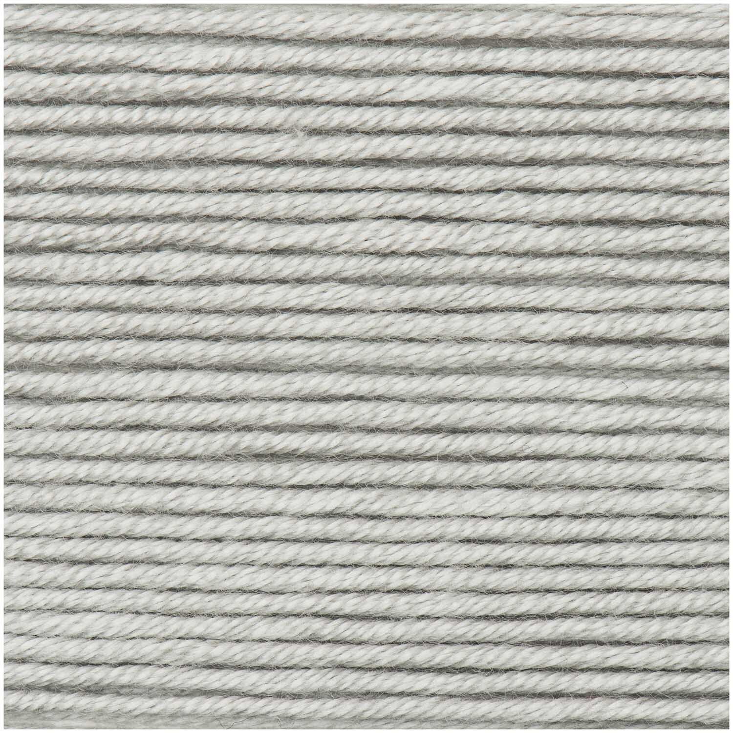 Creative Silky Touch dk: Weiches Garn in Silbergrau von Rico Design, ideal für Strickprojekte.