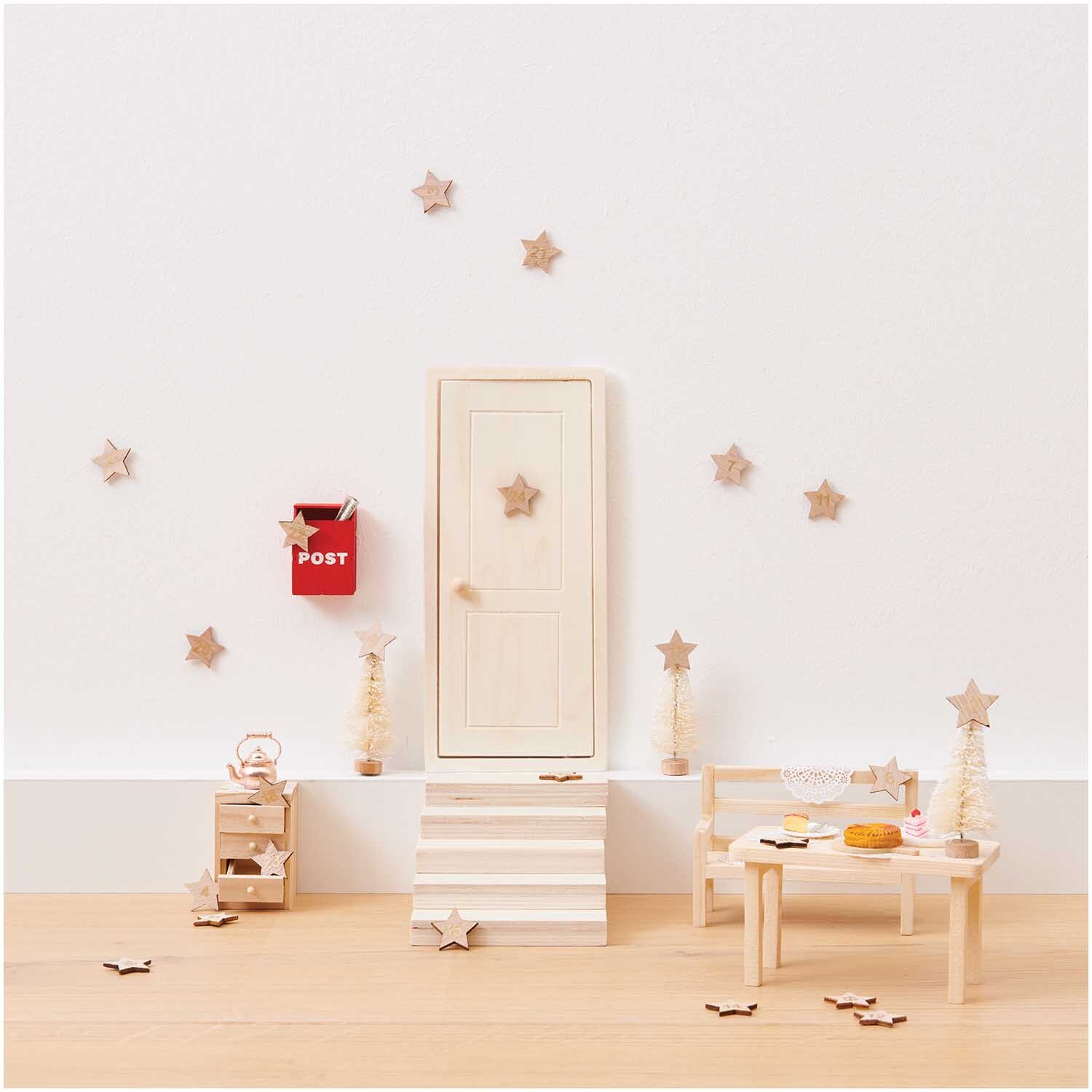 Miniatur Wichteltür natur 7,2x17,6cm von Rico Design in einer weihnachtlichen Szene mit Dekorationen.