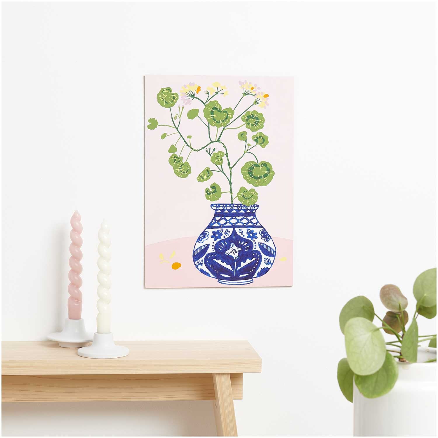 Rico Design Malen nach Zahlen Geranie zeigt eine blaue Vase mit grünen Geranien auf rosa Hintergrund.