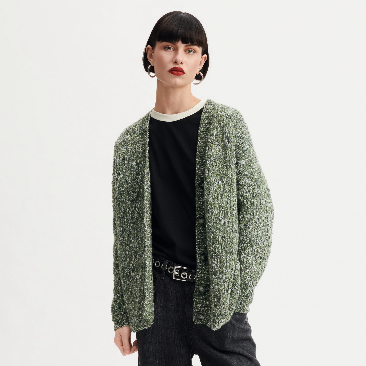 Strickset Jacke Modell 37 aus Made by Me Nr. 18, grüne Strickjacke, lässig über schwarzem Outfit getragen.