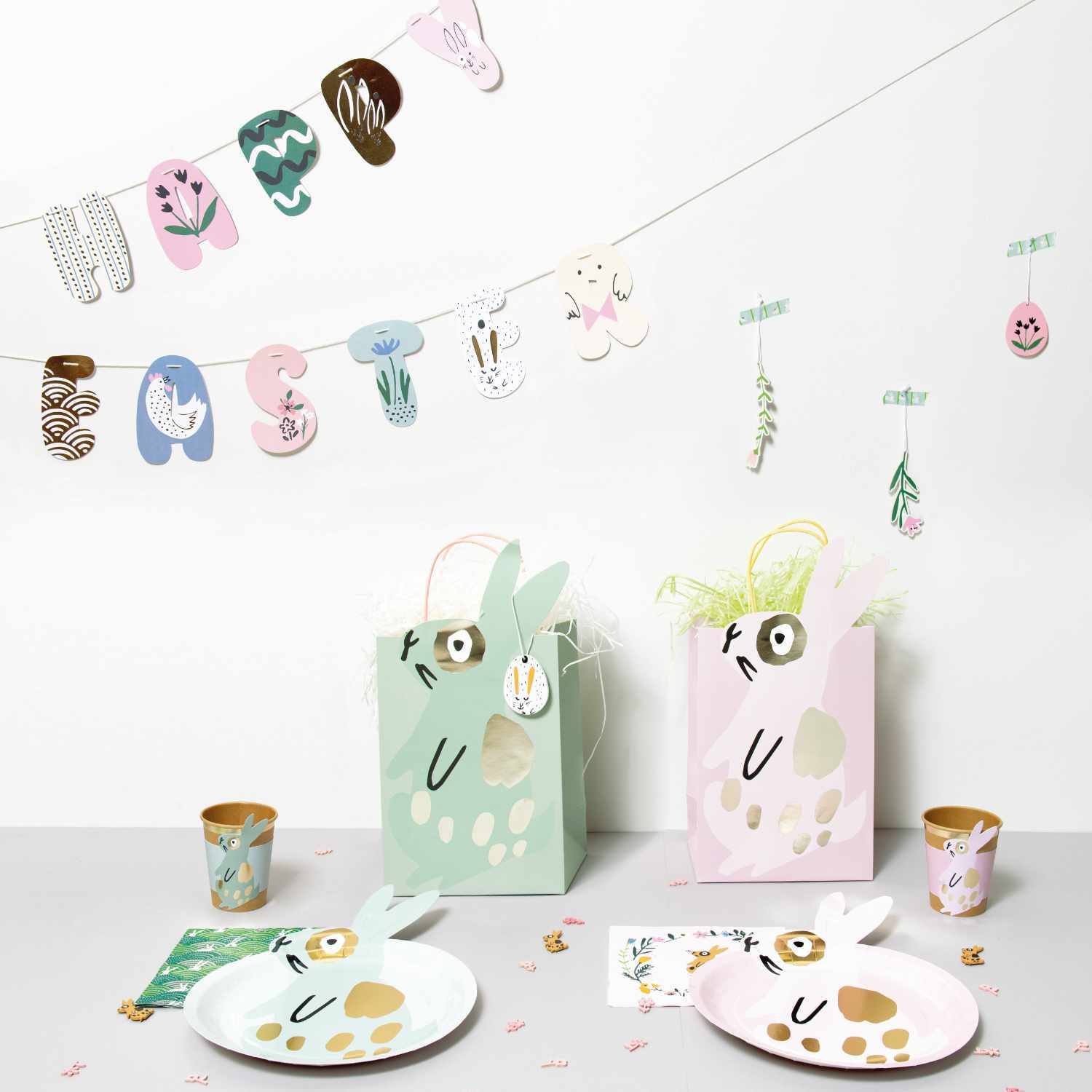 Paper Poetry Girlande Happy Easter 3m: Bunte Osterdekoration mit Hasenmotiven und fröhlichen Farben.