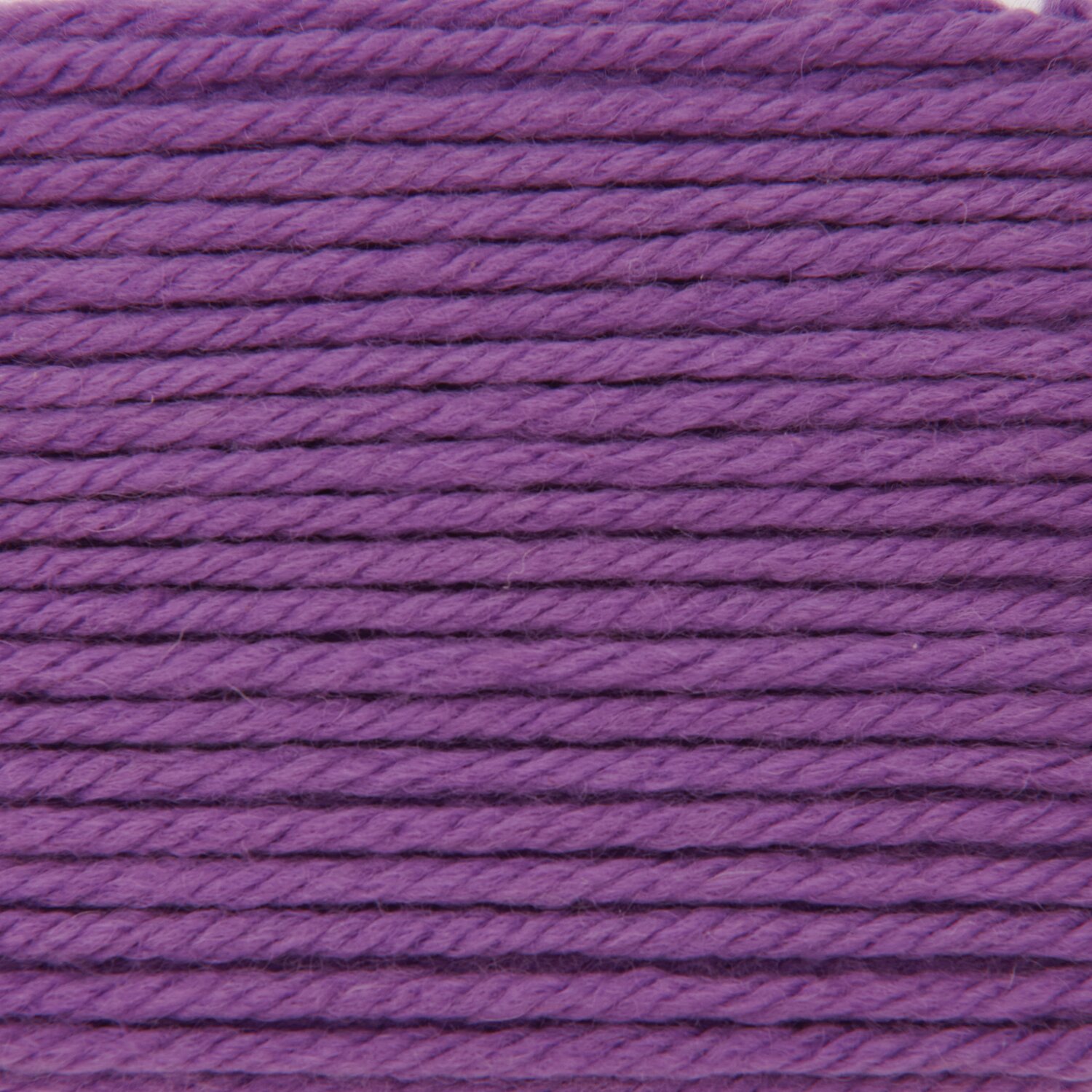 Essentials Mega Wool chunky, Rico Design, 100g 115m, dicht gewickeltes Garnknäuel in kräftigem Violettton, ideal für warme Strickprojekte