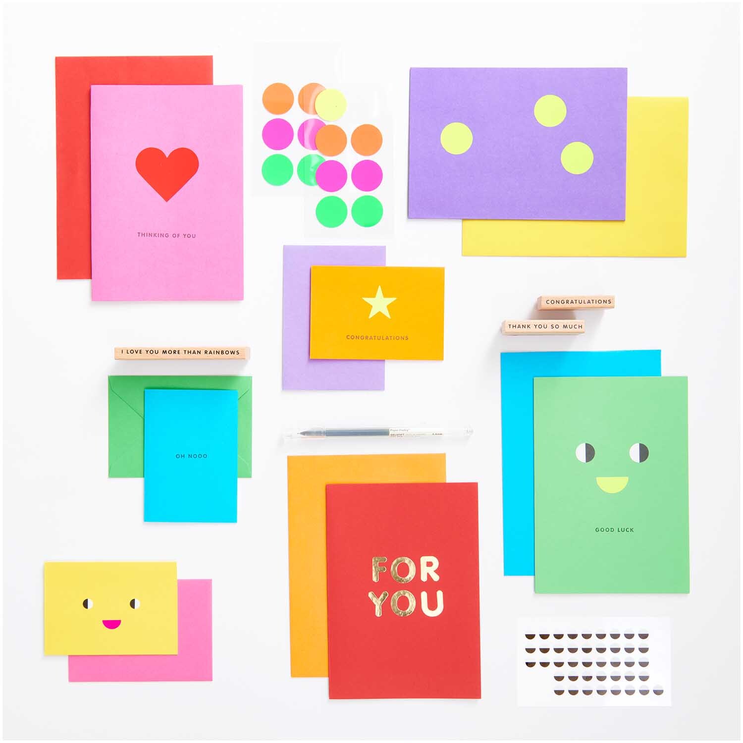 Paper Poetry Kartenset Rainbow classic A7/C7, 28-teilig, mit bunten Karten und Stickern von Rico Design.