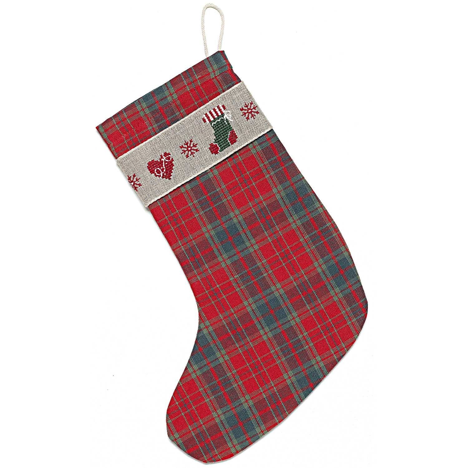 Stickpackung Stiefel Herz 19,5x27cm von Rico Design zeigt einen rot-grünen karierten Weihnachtsstiefel mit Herz- und Schneeflockenmuster.
