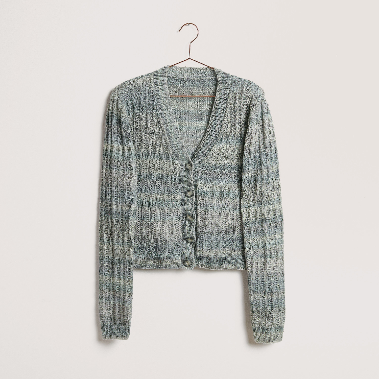 Jacke auf grauem Hintergrund – zum Strickset