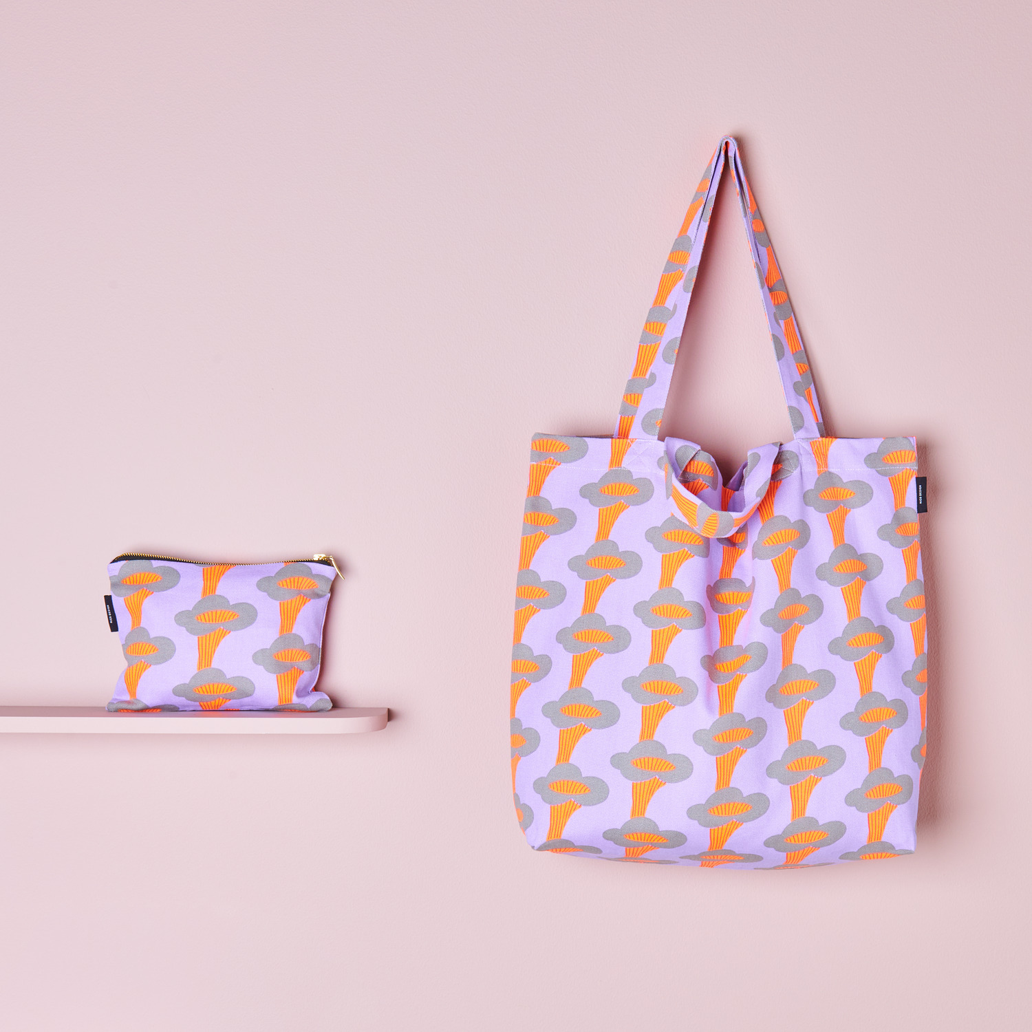 Canvas-Pouches Pfifferlinge Neon Flieder: Set aus Tasche und Etui mit buntem Muster auf rosa Hintergrund.