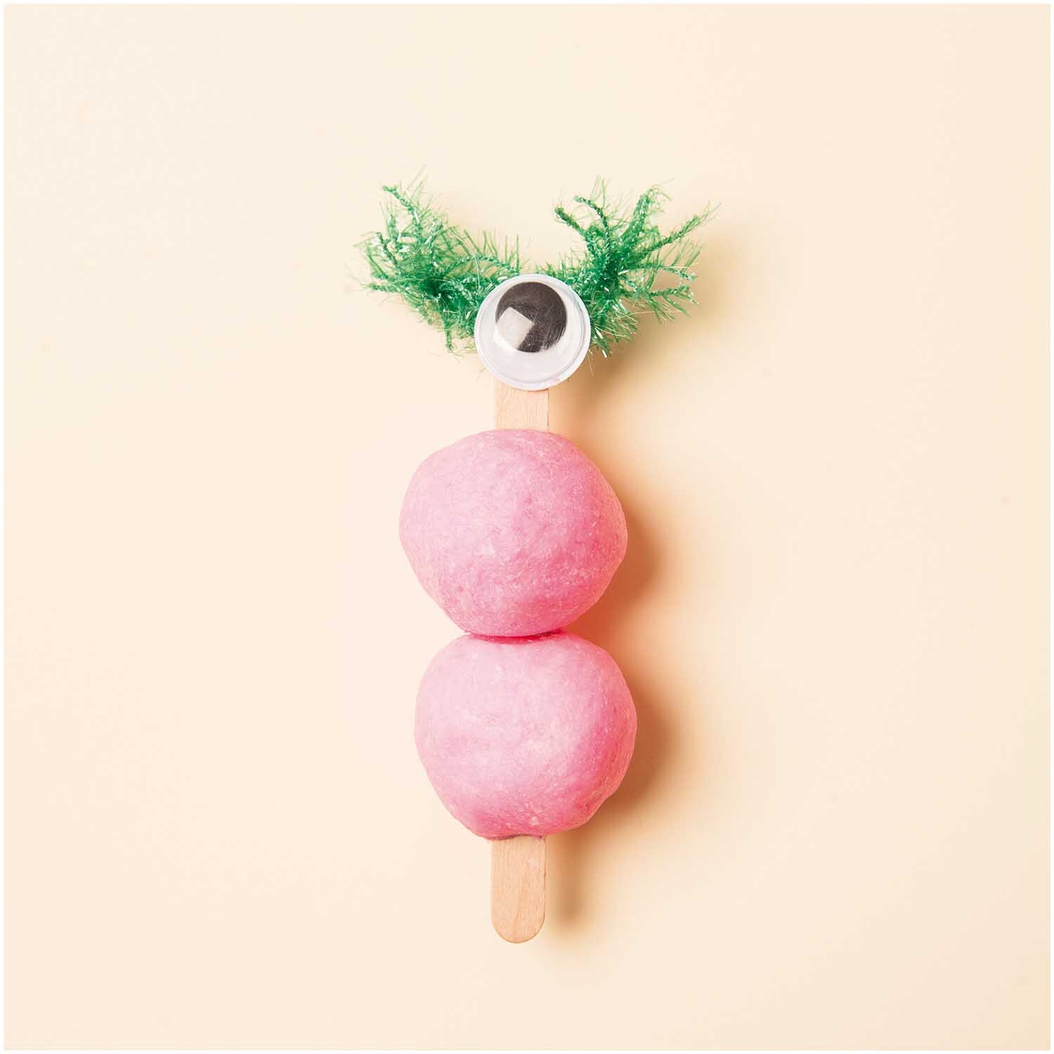 Knetseife weiß-opak 300g von Rico Design, geformt als rosa Schneemann mit grünen Details.