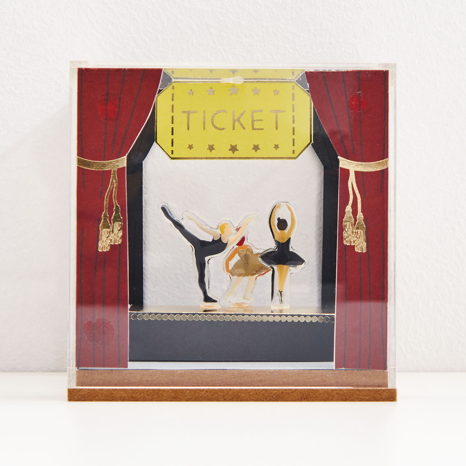 Bastelanleitung Figurico Theater: Elegantes Miniaturtheater mit rotem Vorhang und Ballettfiguren.