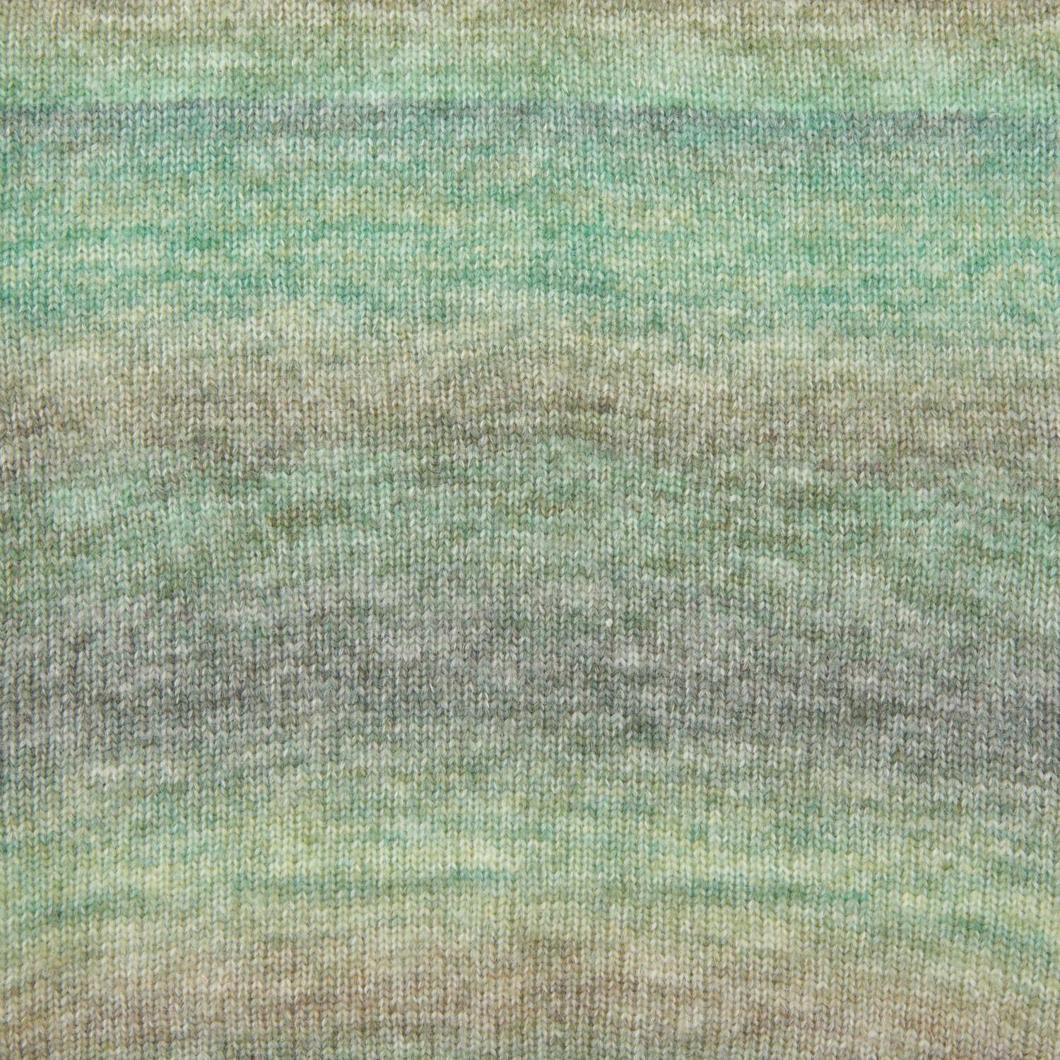 Creative Painted Power, Forest Greens: Weiches Garn in sanften Grün- und Grautönen, ideal für Strickprojekte.