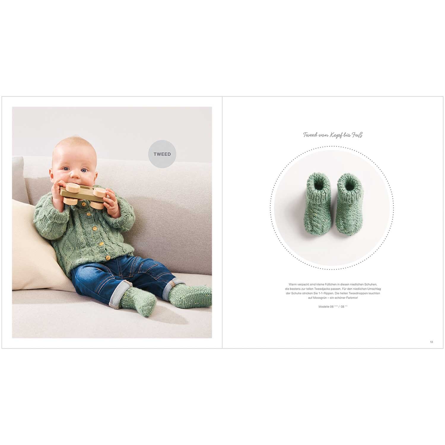 Rico Baby Heft Nr.32 zeigt ein Baby in grüner Strickkleidung mit Spielzeug auf einem Sofa.