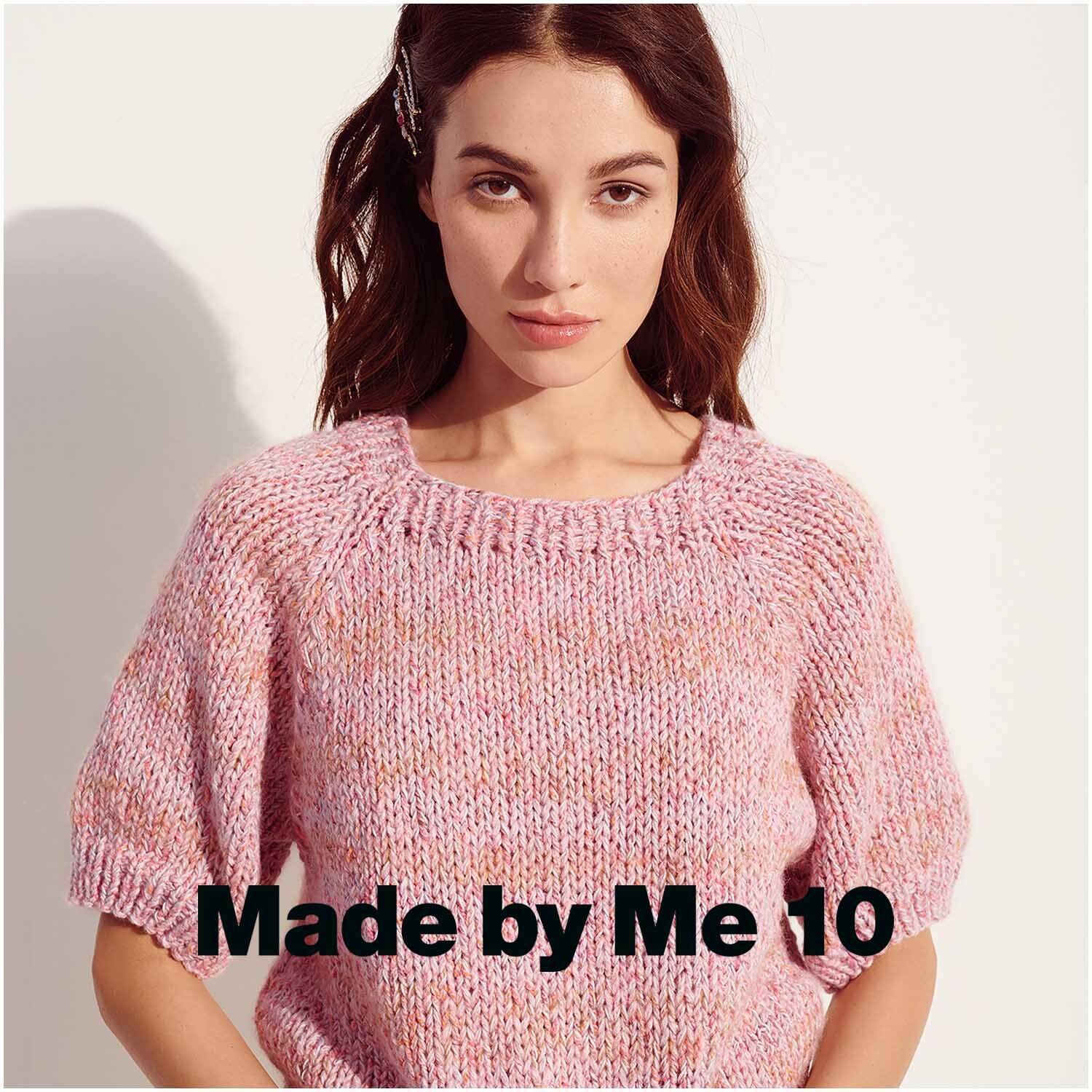 Creative Lazy Hazy Summer Cotton dk: Frau trägt gestrickten Pullover in Pastell, 50g 145m, von Rico Design.