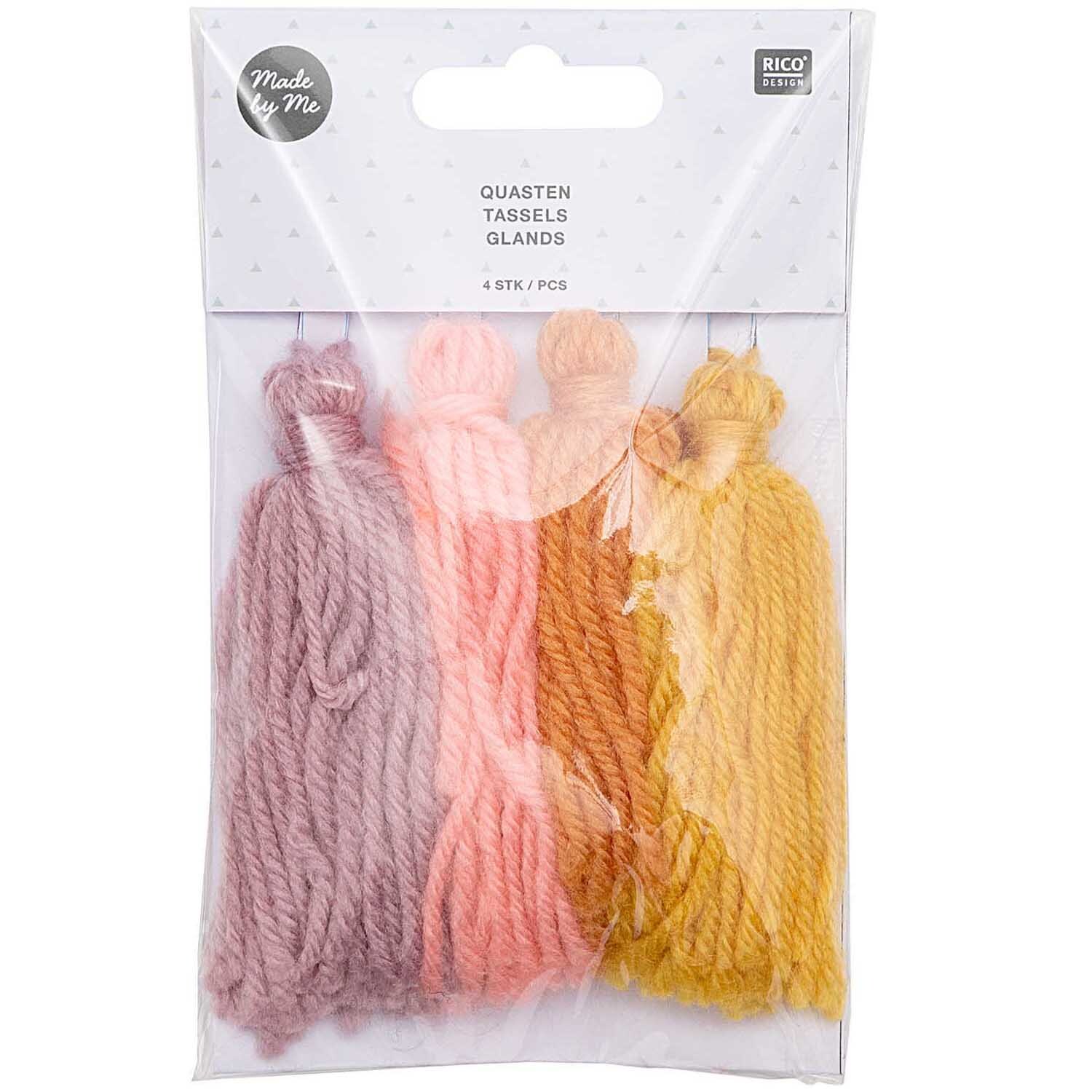 Quasten 9cm 4 Stück von Rico Design in Pastelltönen, verpackt in einer transparenten Tüte.