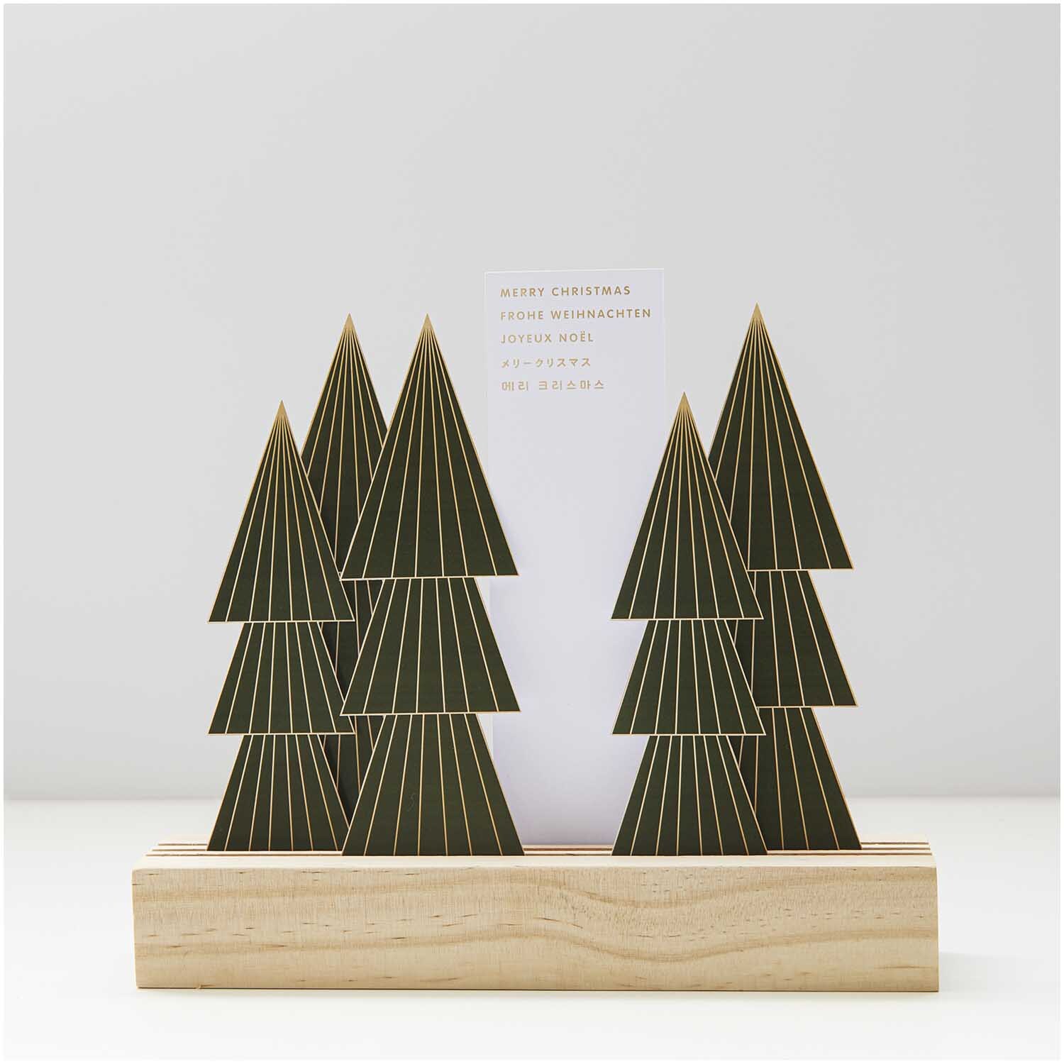 Paper Poetry Postkartendeko-Set Tannen 6 Stück: Dekorative grüne Tannen aus Holz auf weißem Hintergrund.