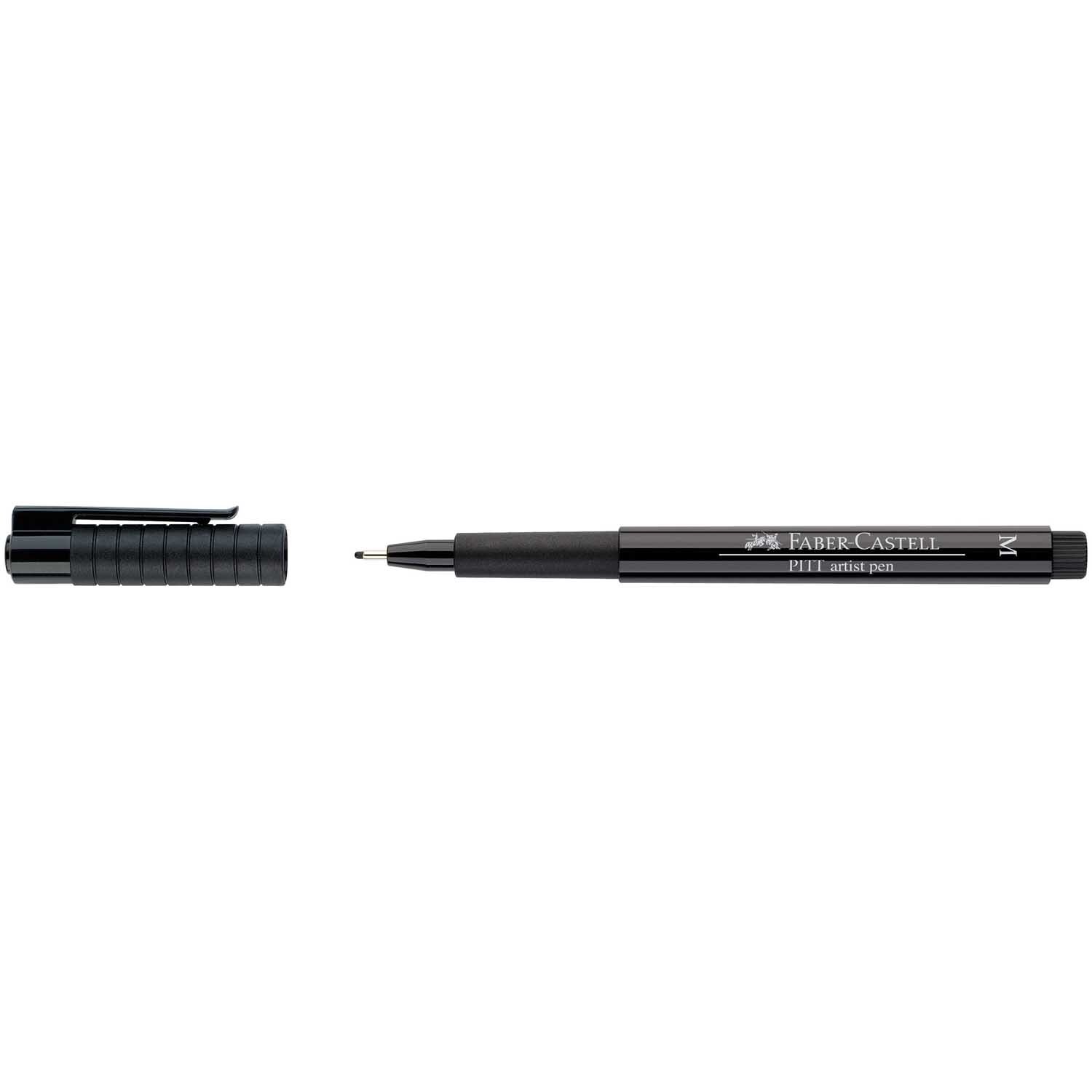 PITT artist pen medium von Faber Castell in Schwarz, mit abgenommenem Deckel, auf schwarzem Hintergrund.