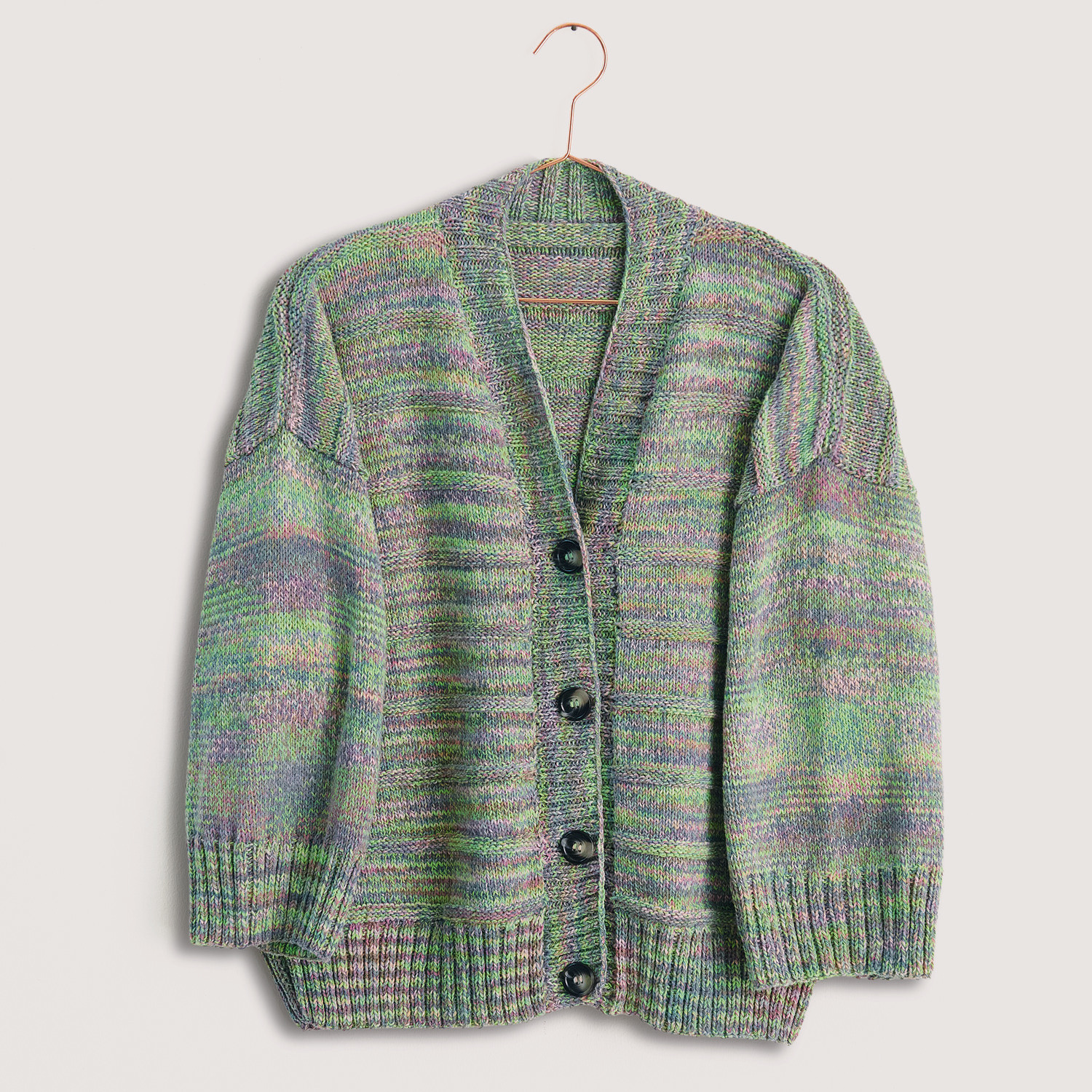 Jacke mit Farbverlauf auf grauem Hintergrund – zum Strickset
