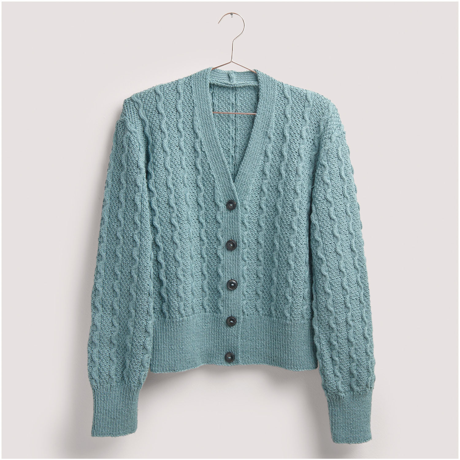 Strickset Jacke Modell 14: Elegante, hellblaue Strickjacke mit Knopfleiste, ideal für kühle Tage.