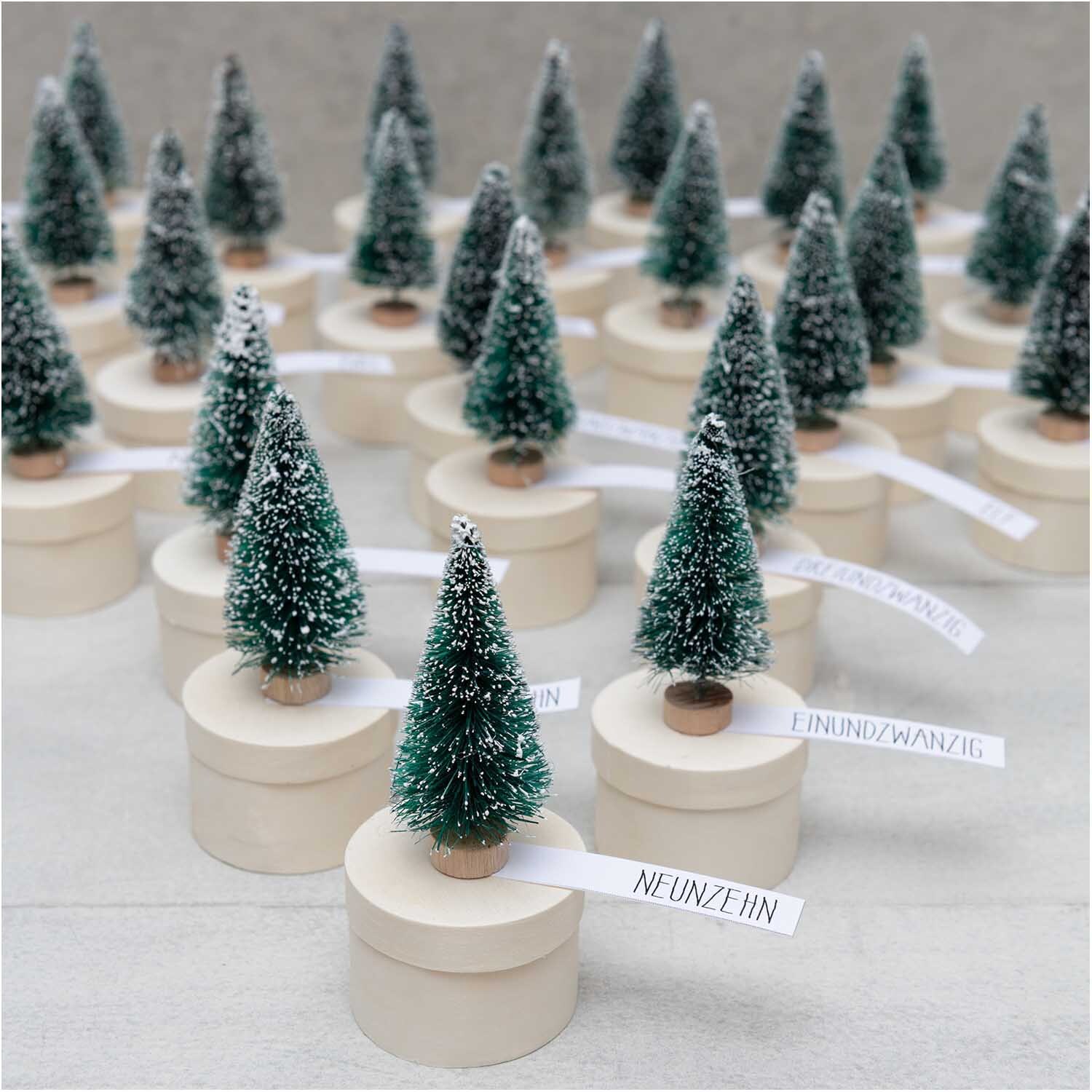 Tannen mit Schnee 5cm 5 Stück: Miniatur-Tannenbäume mit Schnee auf Holzsockeln, ideal für Dekorationen.