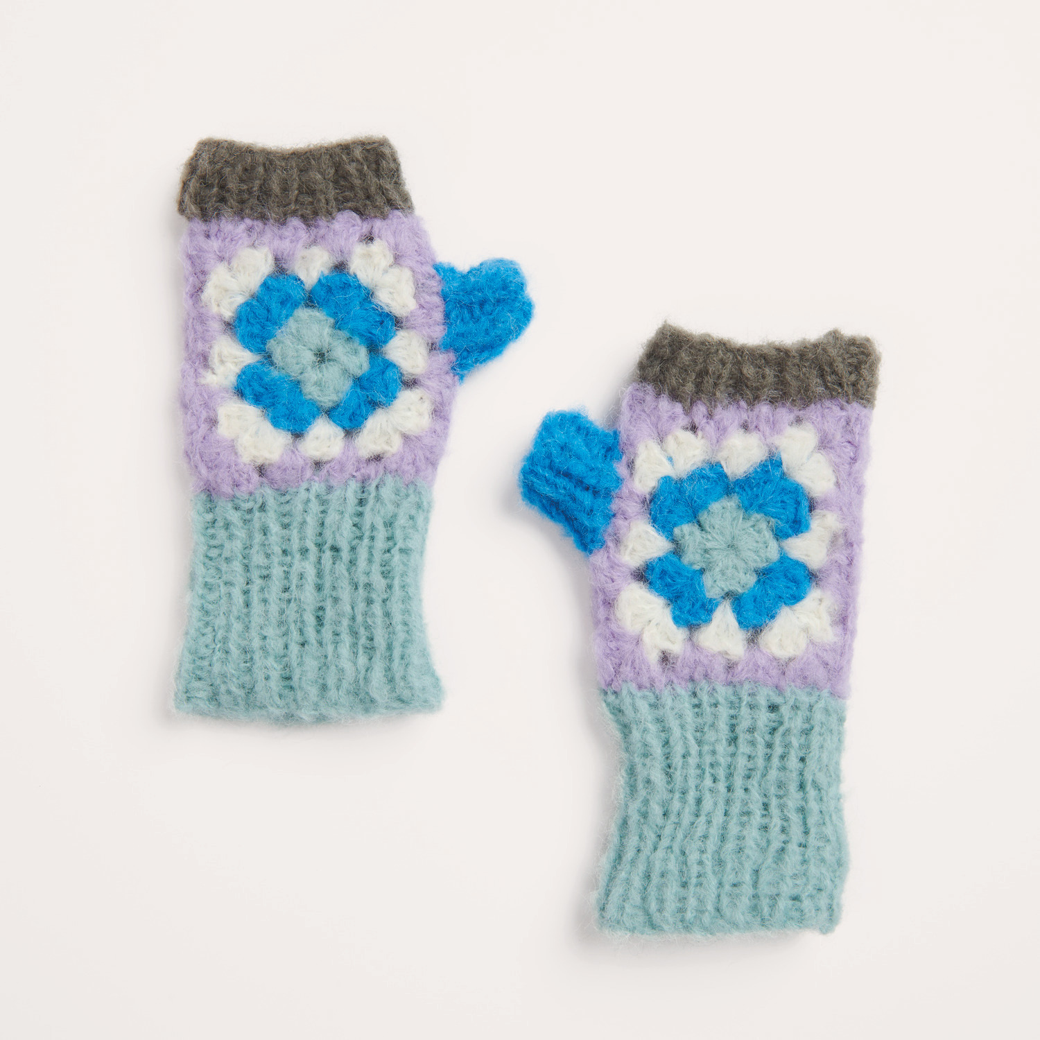 Häkelset Stulpen Modell 29: Fingerlose Handschuhe in Creme, Flieder und Blau mit geometrischem Muster.