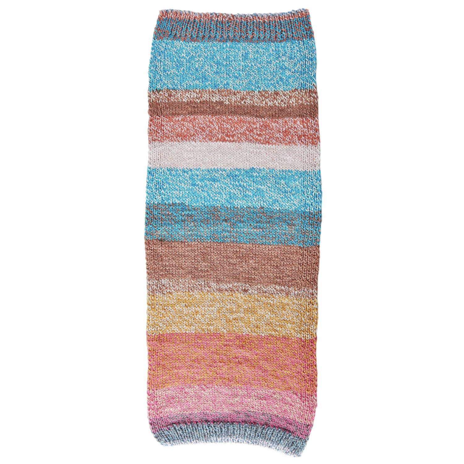 Creative Chic-Unique, gestrickter Schal in bunten Streifen, ideal für modische Akzente.