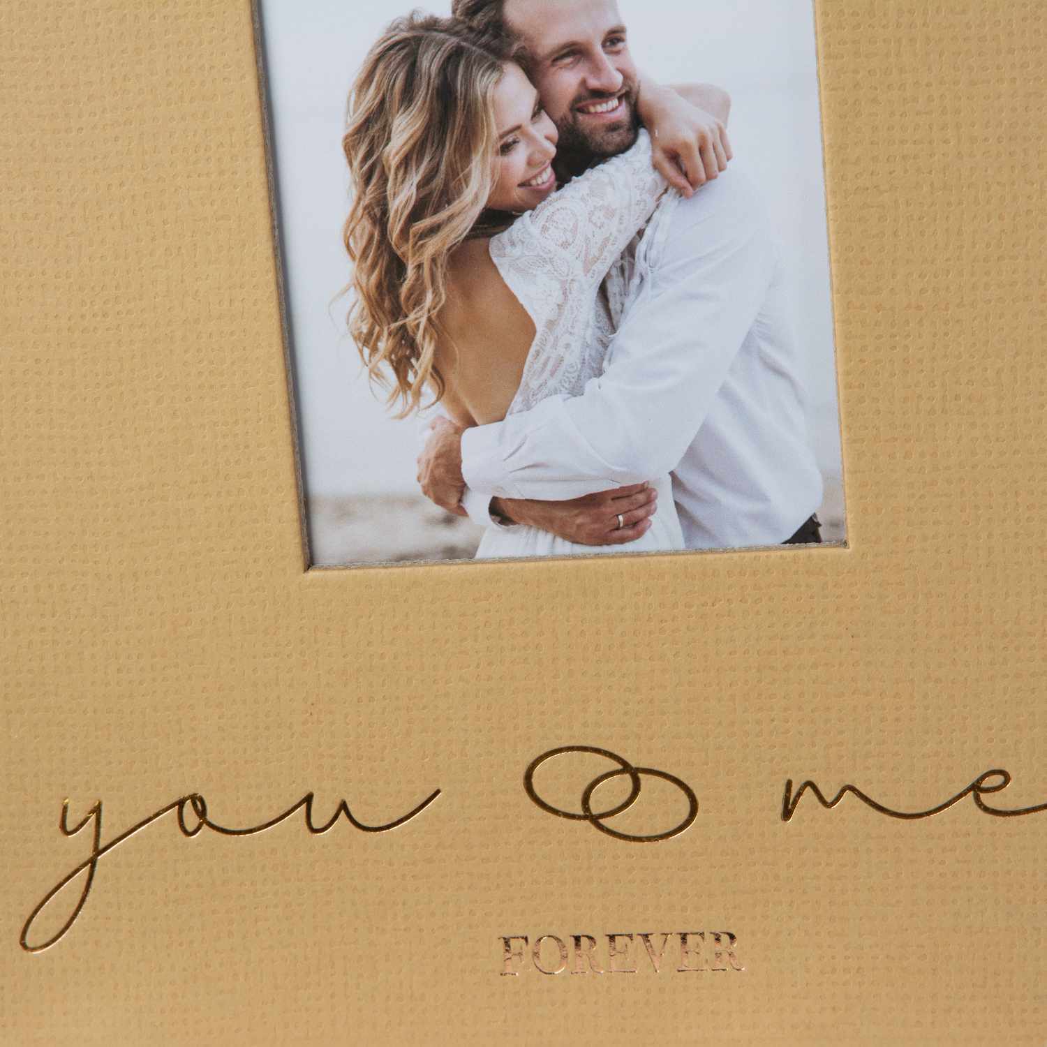 Fotoalbum "you & me forever" mit Sichtfenster, zeigt ein Paar in Umarmung, braun, 29x23cm, 50 Seiten.