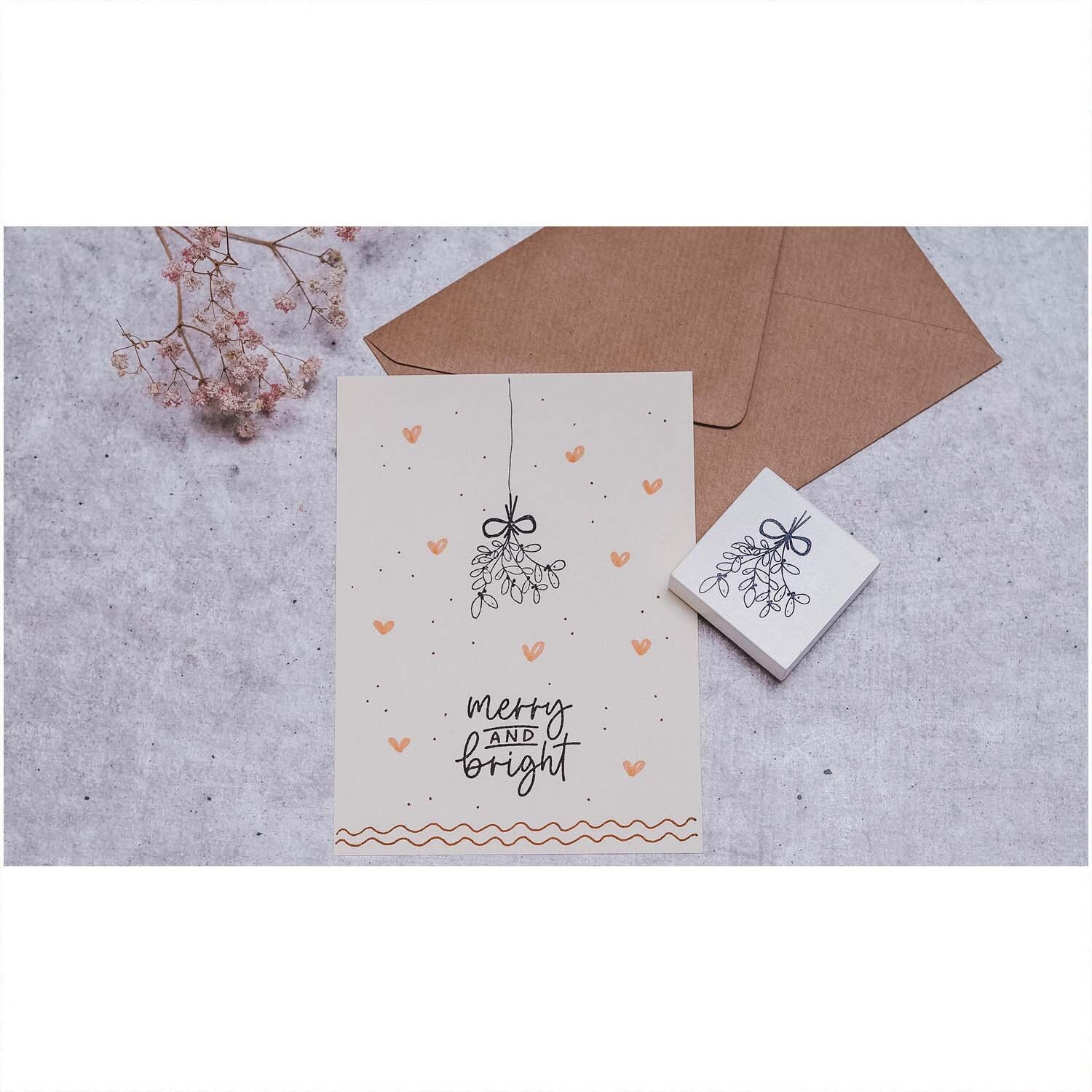 Stempel Mistelzweig weiß 45x45mm von May&Berry auf einer Karte mit Umschlag und Trockenblumen.