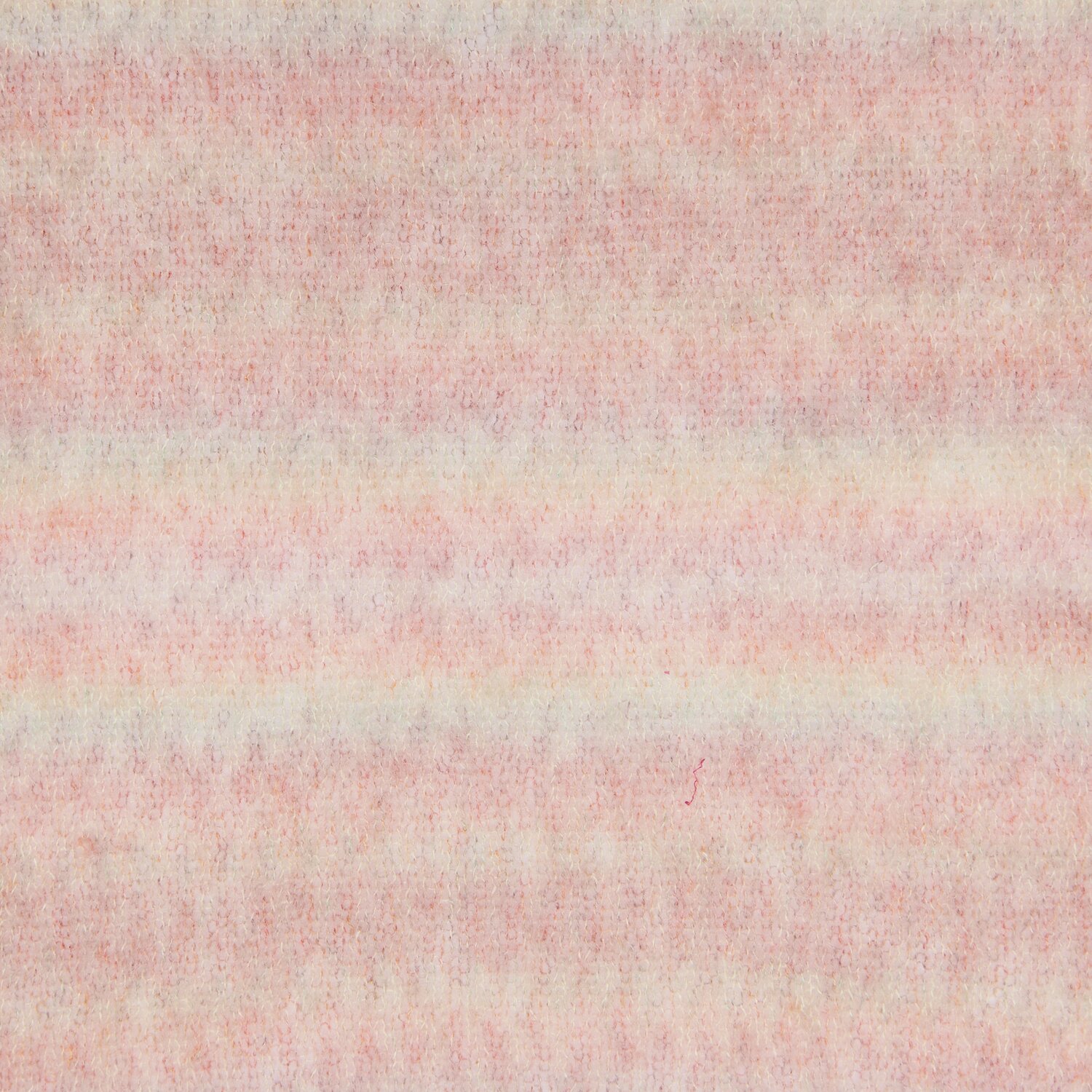Essentials Super Kid Mohair Loves Silk Spray zeigt ein weiches Pastellgarn von Rico Design, ideal für leichte Strickprojekte.