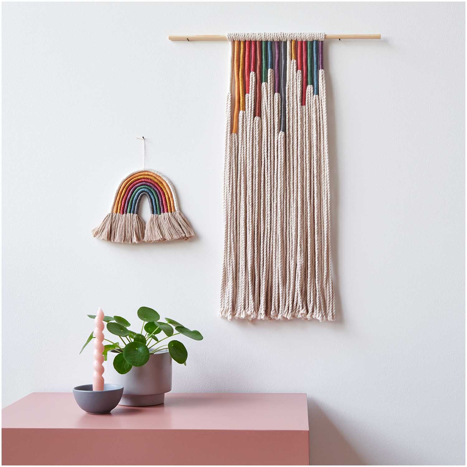 Stickgarn Set Earthy: Wanddeko mit buntem Garn und Regenbogen, 10-teilig von Rico Design.