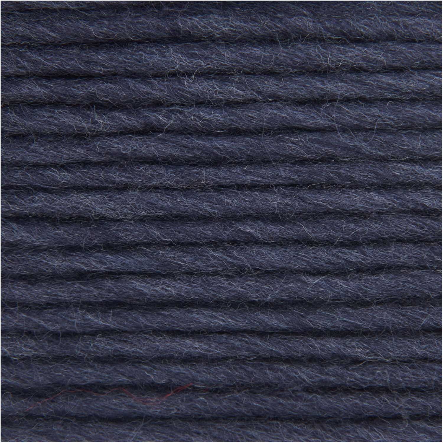 Essentials Super aran: Dunkelblaue Wolle von Rico Design, 50g Knäuel mit 100m Länge, ideal für Strickprojekte.