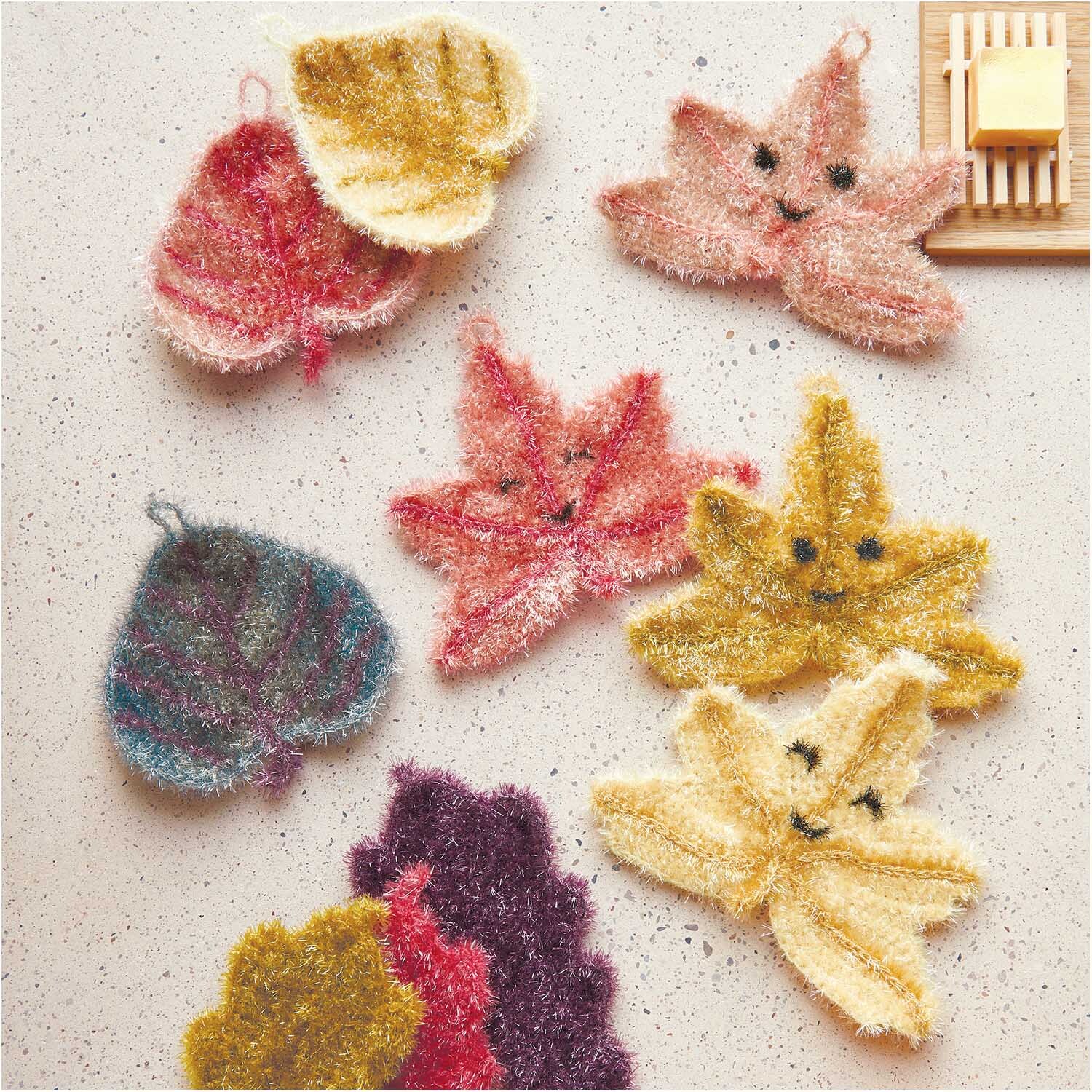 Creative Bubble: Bunte, handgemachte Blätter aus Rico Design Garn, ideal für kreative Projekte.