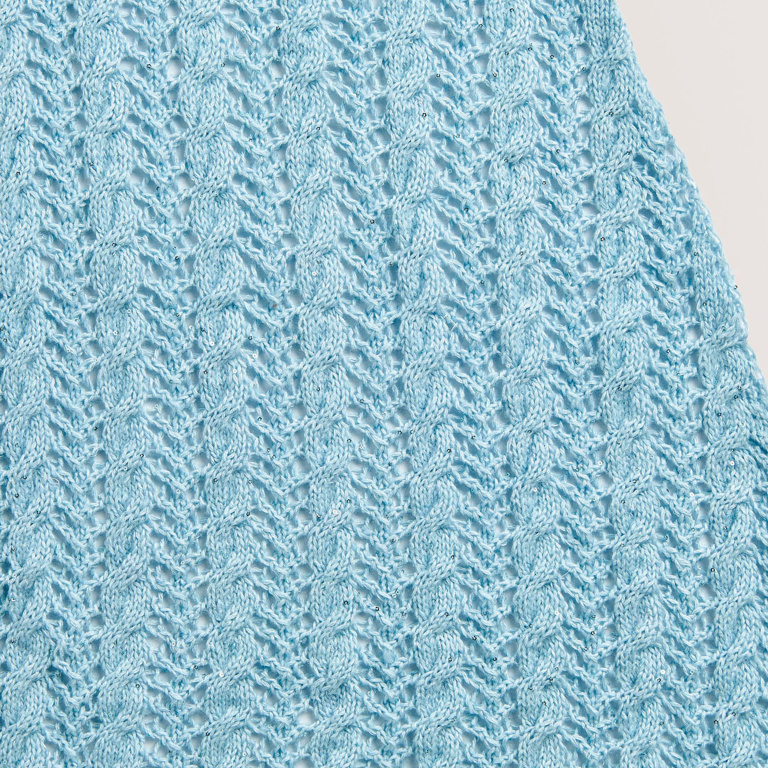 Die Neue Masche No. 12 Frühjahr-Sommer: Hellblaues Strickmuster aus Baumwolle-Merino-Mischung von Rico Design.