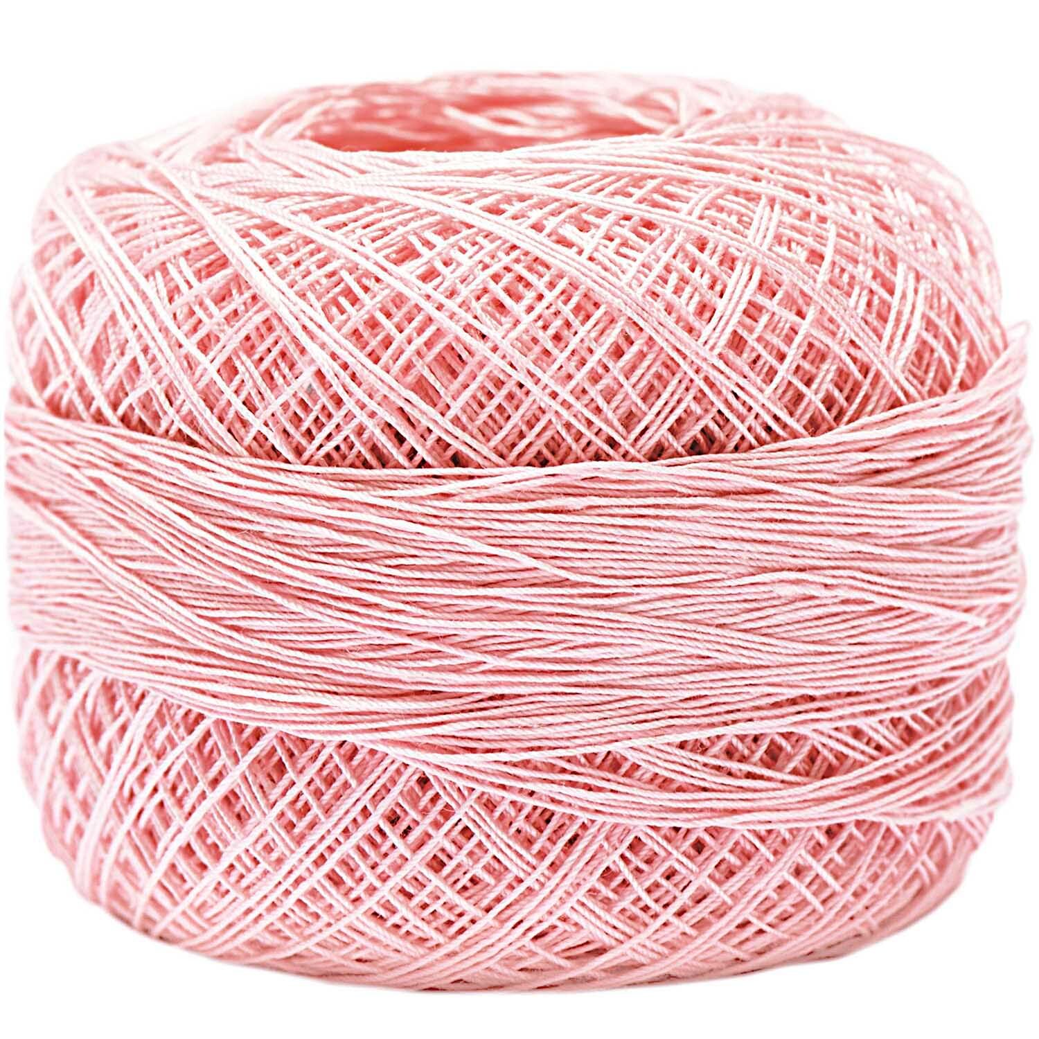 Spitzengarn in Rosa von Rico Design, 5g 98m, zeigt ein fein gewickeltes Garnknäuel.