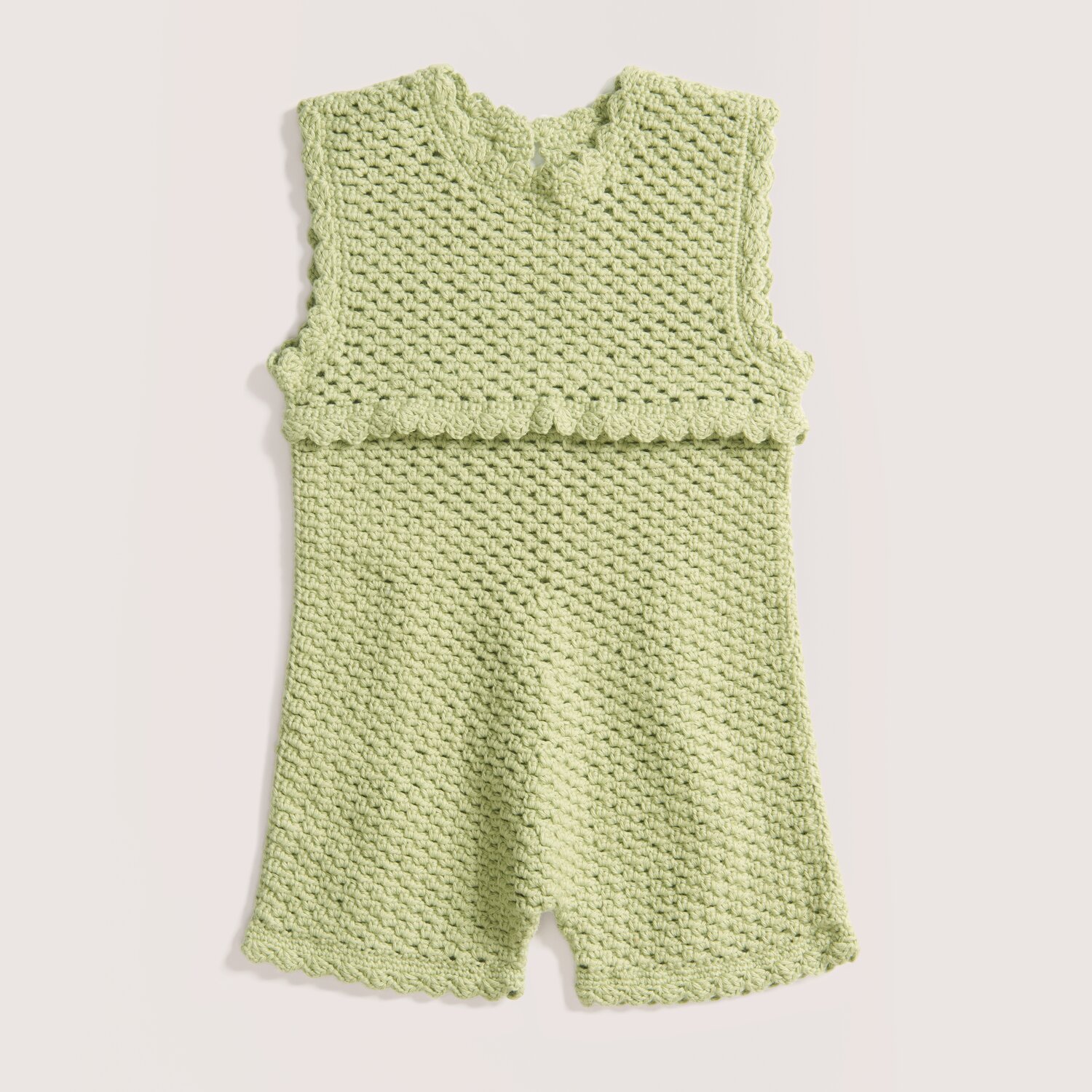 Häkelset Strampler Modell 23 aus Baby 043 in Salbei. Weicher Strampler aus Bio-Baumwolle und Kaschmir. Ideal für Babys, handgefertigt.