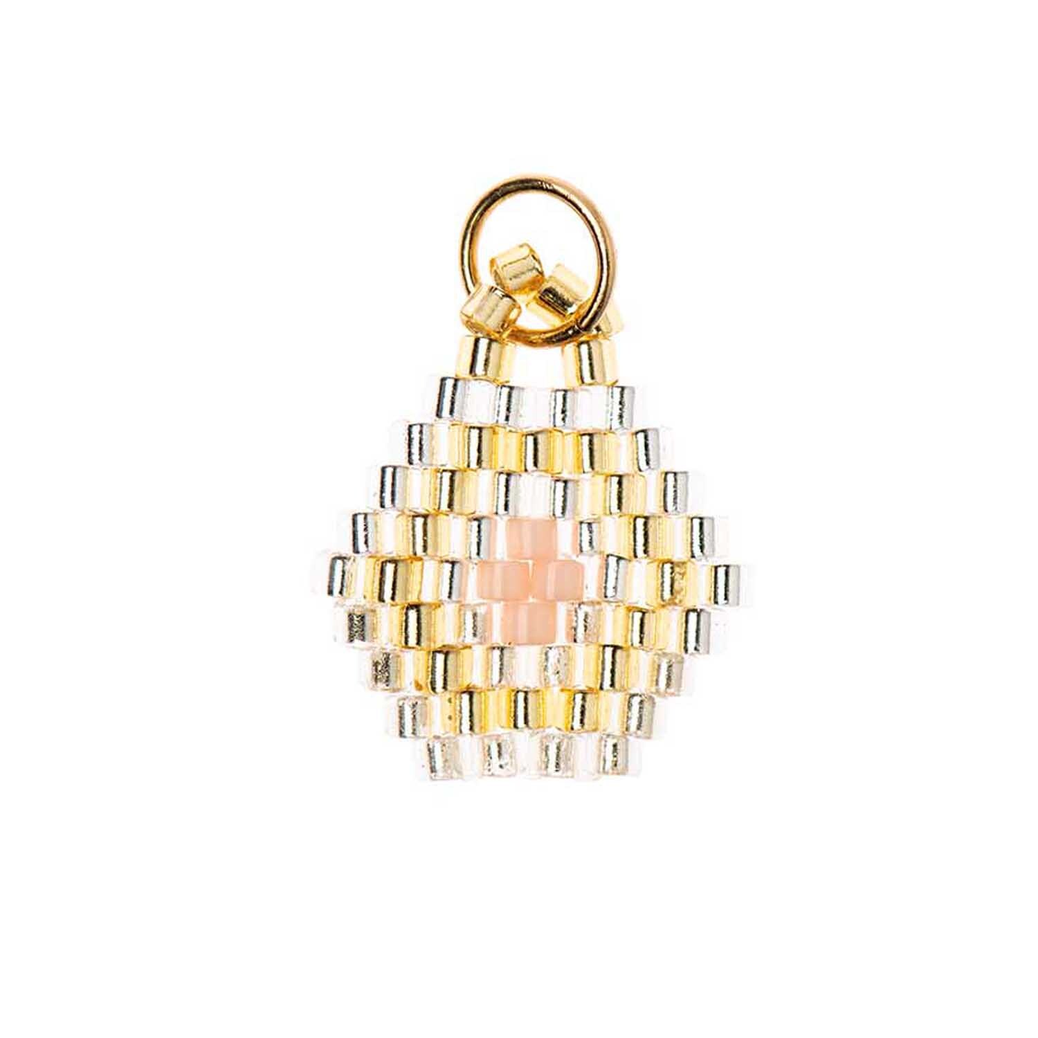Mix it Up - Jewellery Brick Stitch Sechseck in Gold von Rico Design, zeigt ein kunstvoll gewebtes, sechseckiges Schmuckstück auf schwarzem Hintergrund.