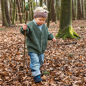 Kind im Wald mit gestrickten Outfit