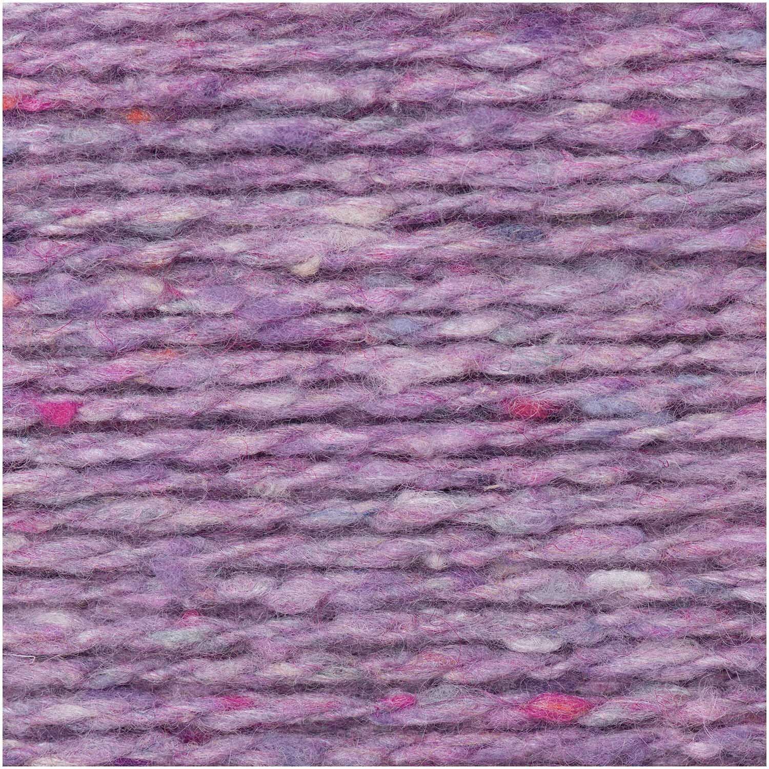 Fashion Modern Tweed aran: Nahaufnahme von fliederfarbener Wolle von Rico Design, 50g Knäuel mit 95m Länge. Ideal für Strickprojekte.