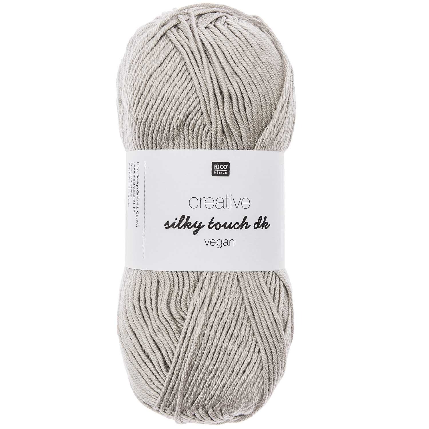 Creative Silky Touch dk: Ein Knäuel silbergraues Garn von Rico Design, vegan, 100g, 220m. Ideal für weiche Strickprojekte.
