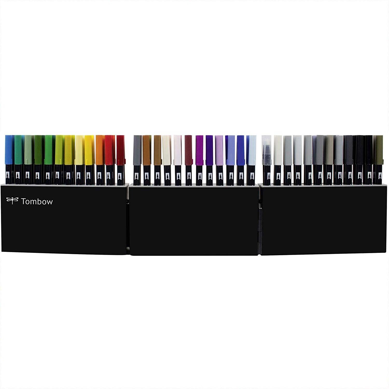 ABT Dual Brush Pen in der Stiftebox mit 107 Farben und Blender, präsentiert von Tombow, zeigt eine breite Palette an Farbtönen.
