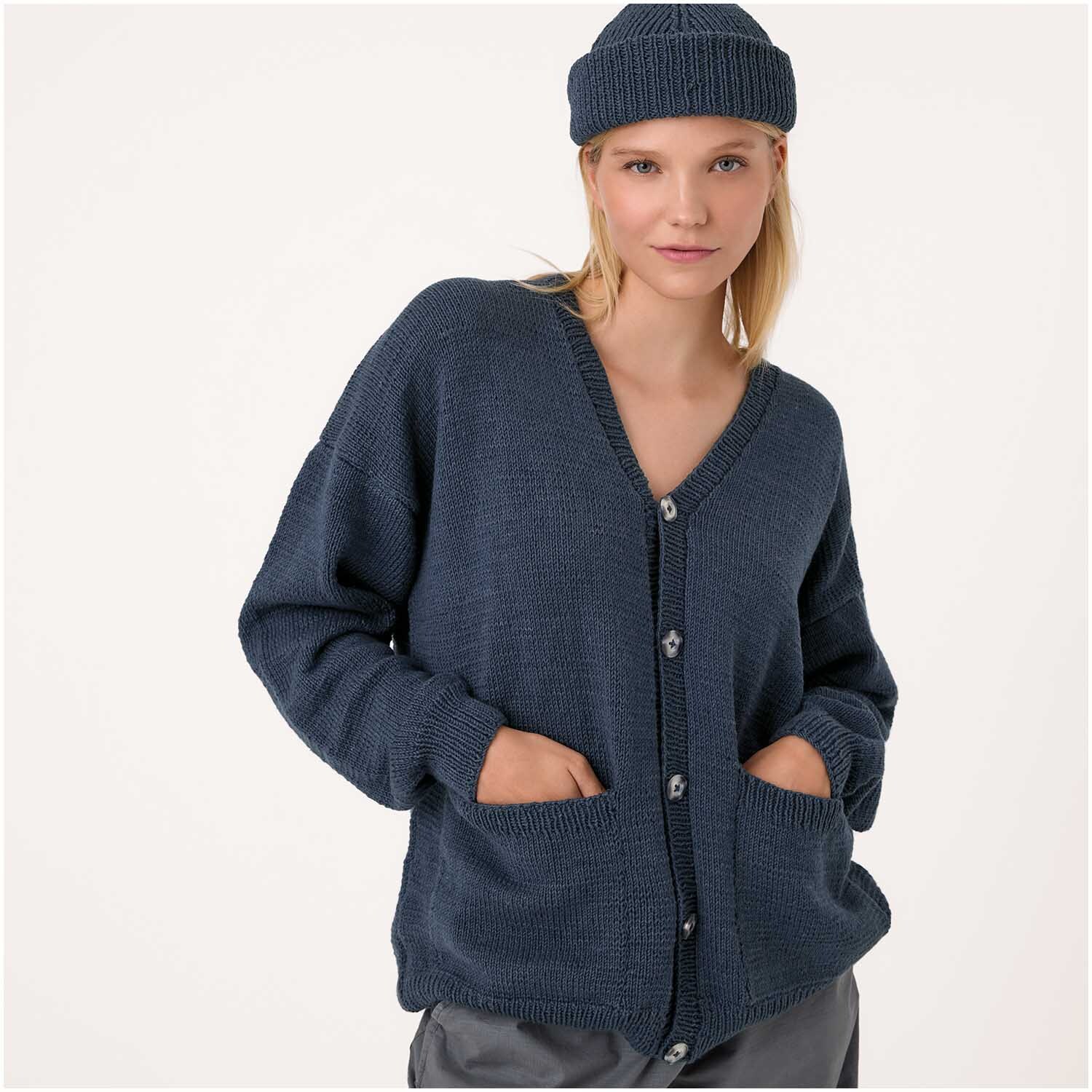 Luxury Cotton Silk Cashmere dk: Frau trägt marineblauen Cardigan und Mütze von Rico Design, 50g 110m.