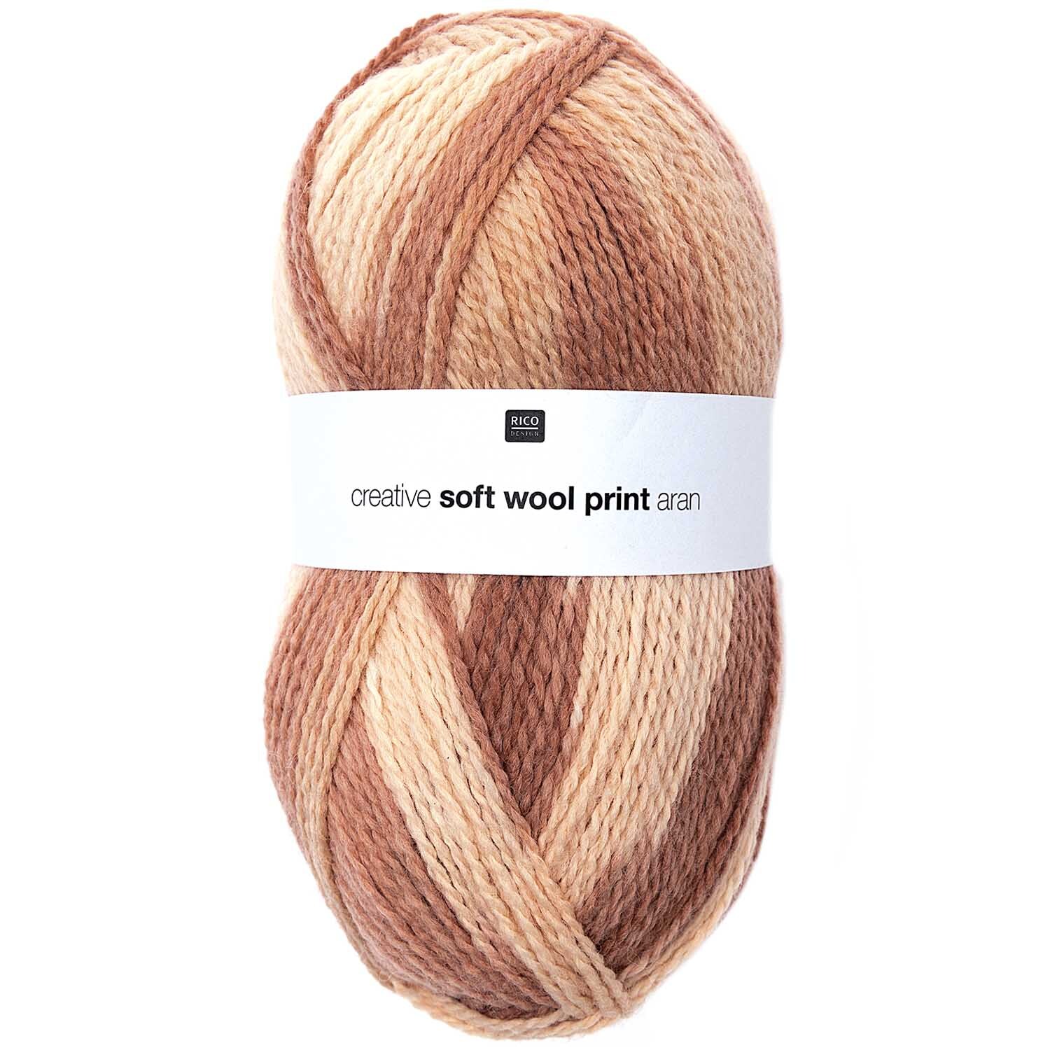 Creative Soft Wool Print aran: Ein Wollknäuel in sanften Pudertönen von Rico Design, ideal für Strickprojekte.