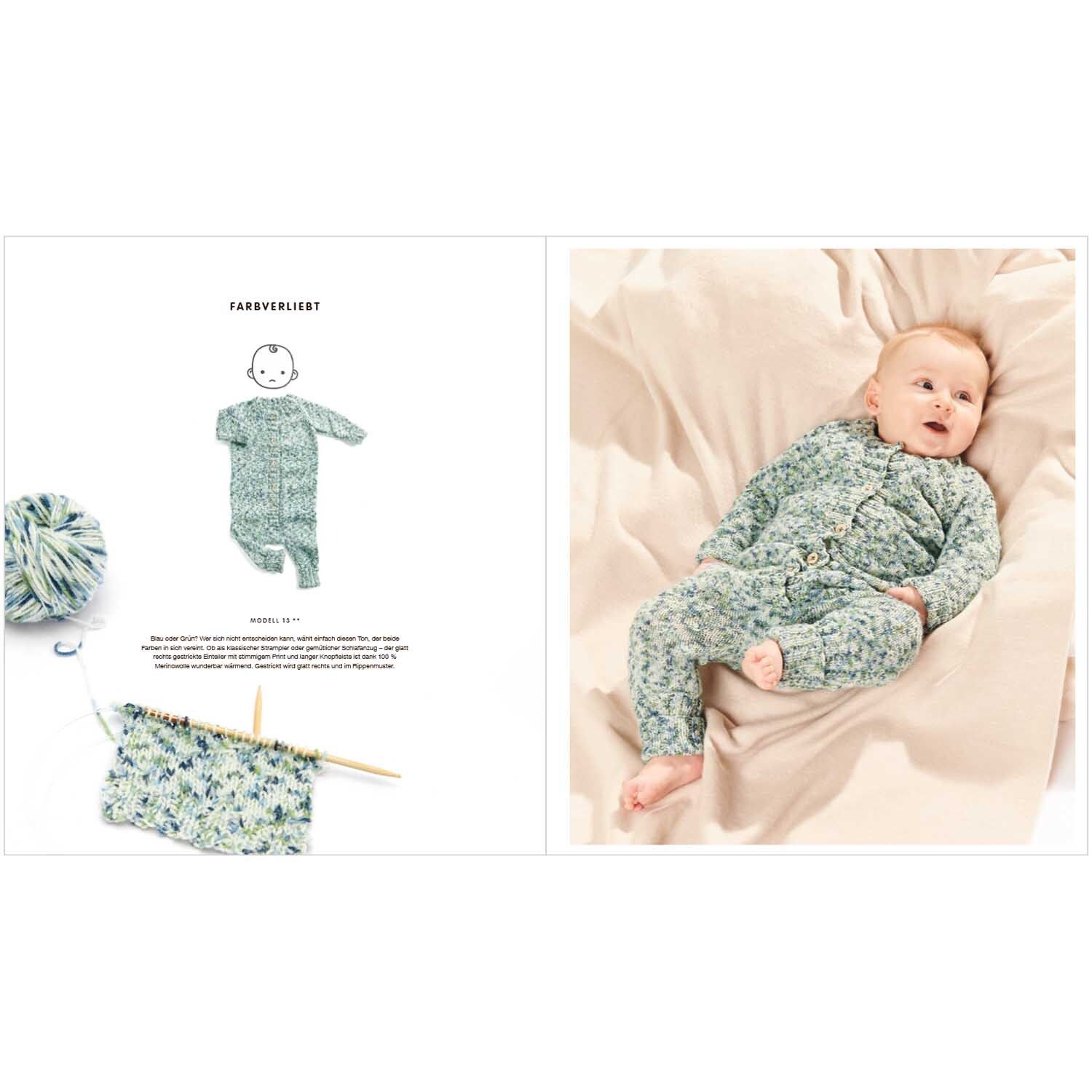 Baby Merino 02: Ein Baby in einem gestrickten, pastellgrünen Strampler von Rico Design auf einer Decke.