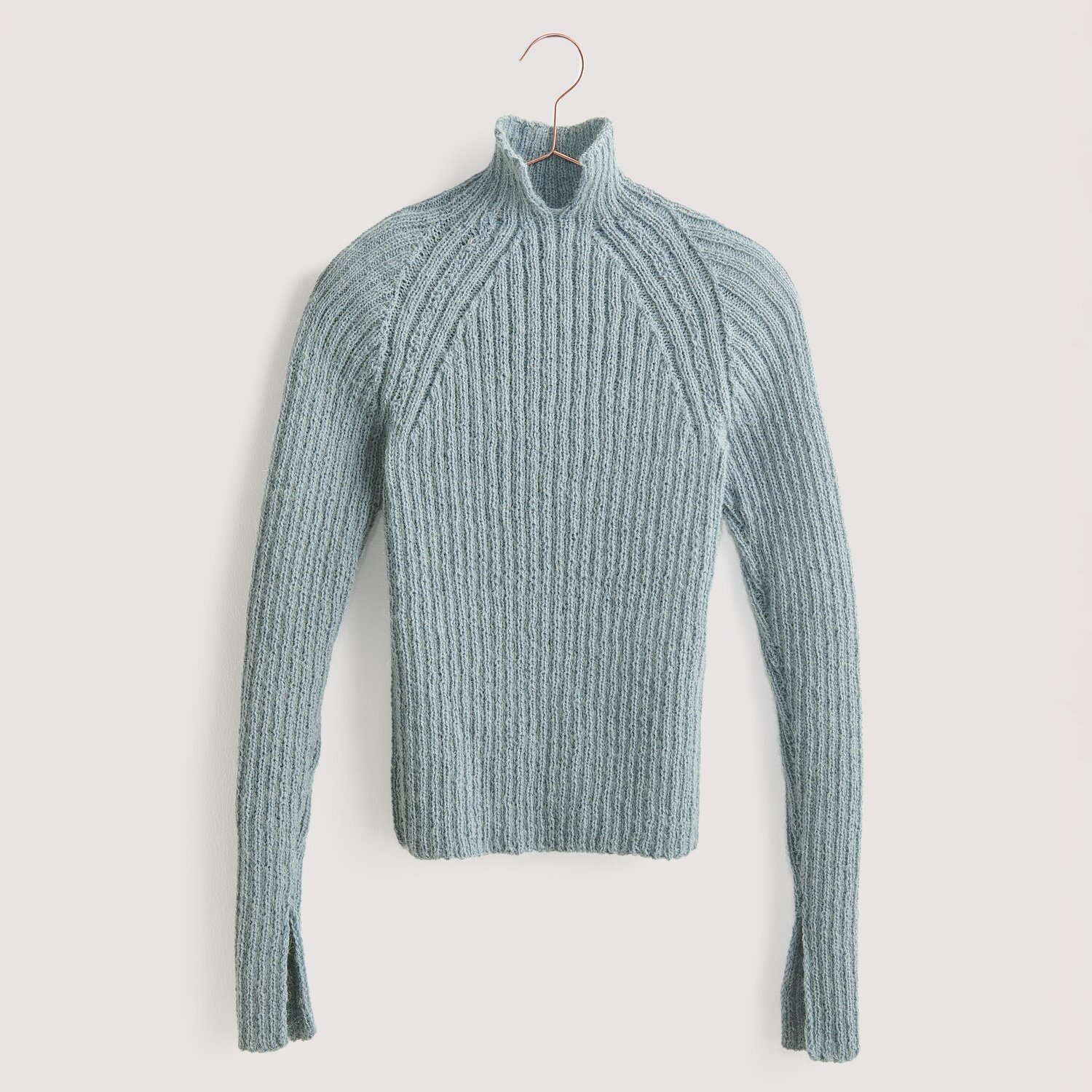 Strickset Pullover Modell 09 aus Luxury Knits: Eleganter, hellblauer Pullover aus Premium Natural Fibres, ideal für stilvolle Wintertage.