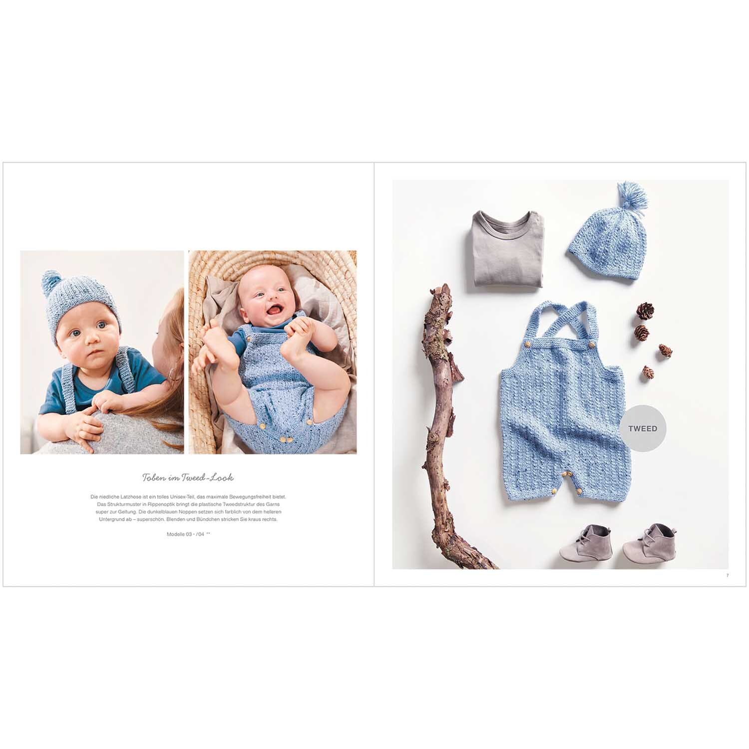 Rico Baby Heft Nr.32 zeigt ein Baby in blauer Strickkleidung mit Mütze, daneben passende Accessoires.