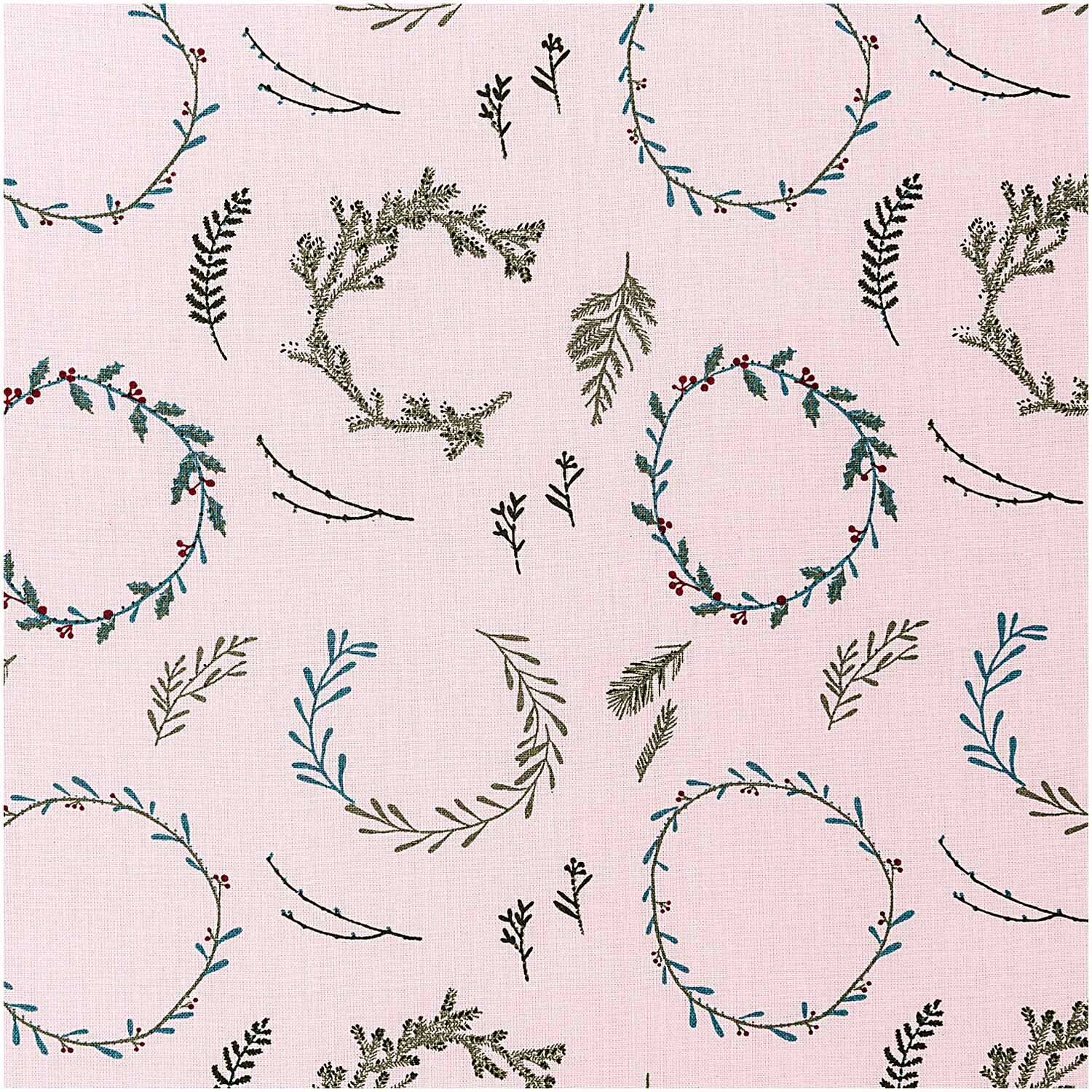 Druckstoff Nostalgic Christmas Kränze auf rosa Hintergrund mit grünen Kränzen und Zweigen von Rico Design.