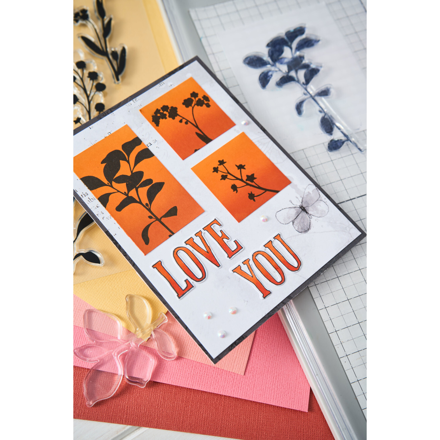 Framelits Die Set Fine Line Alpha #2 45PK: Kreative Grußkarte mit orangen Quadraten und floralen Motiven, verziert mit "LOVE YOU".